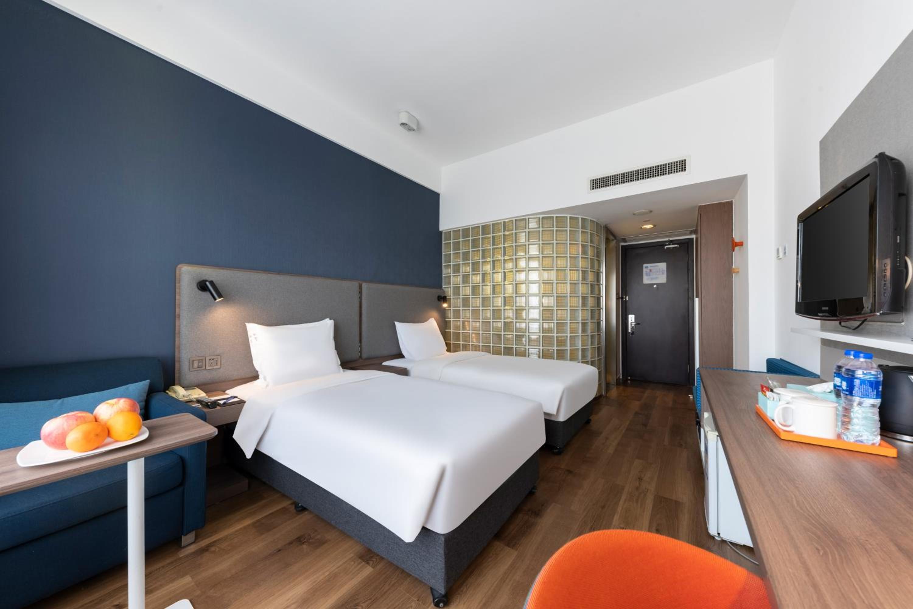 Standard Queen Room with Queen and Single Bed - Photo 2