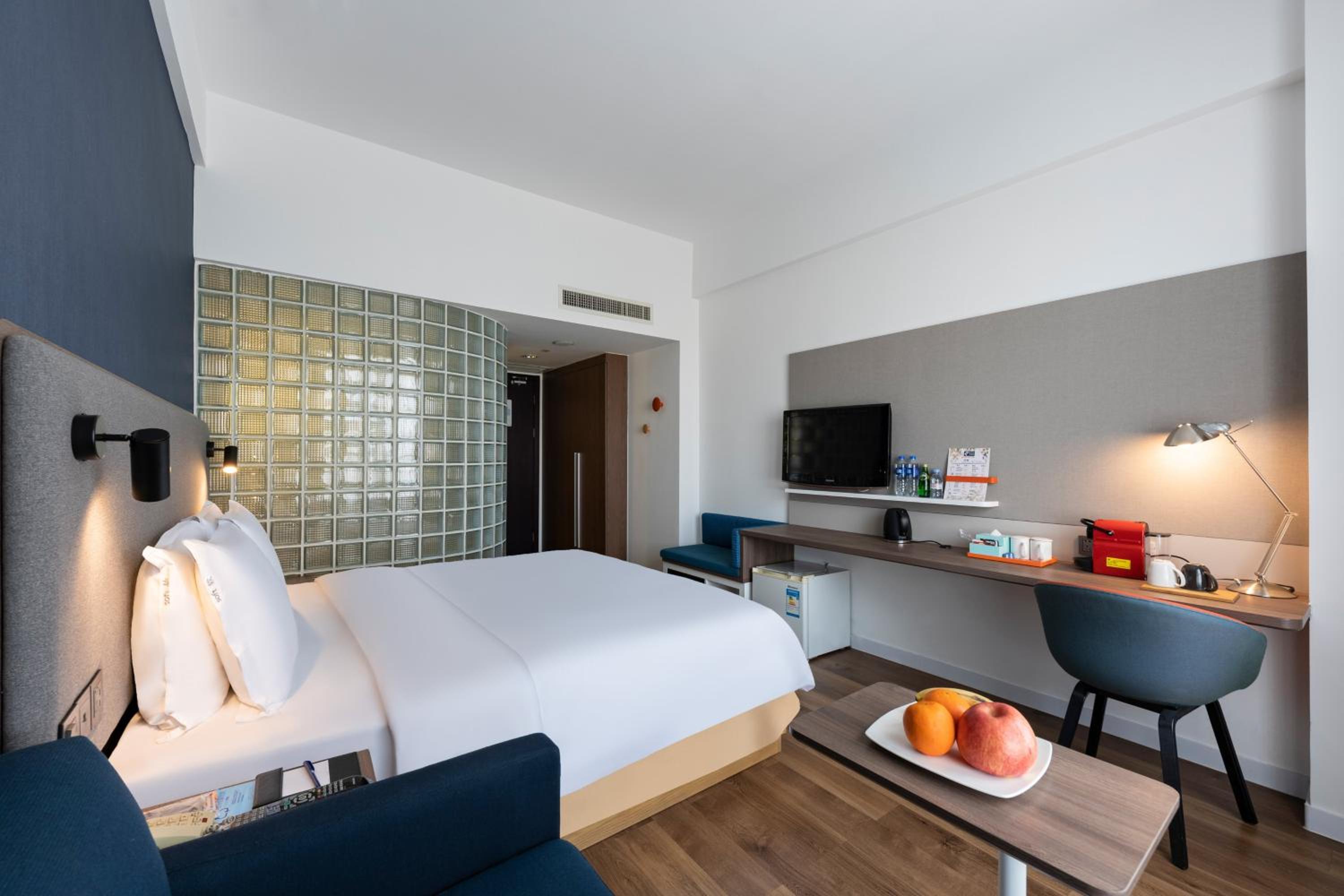 Standard King Room - Photo 7