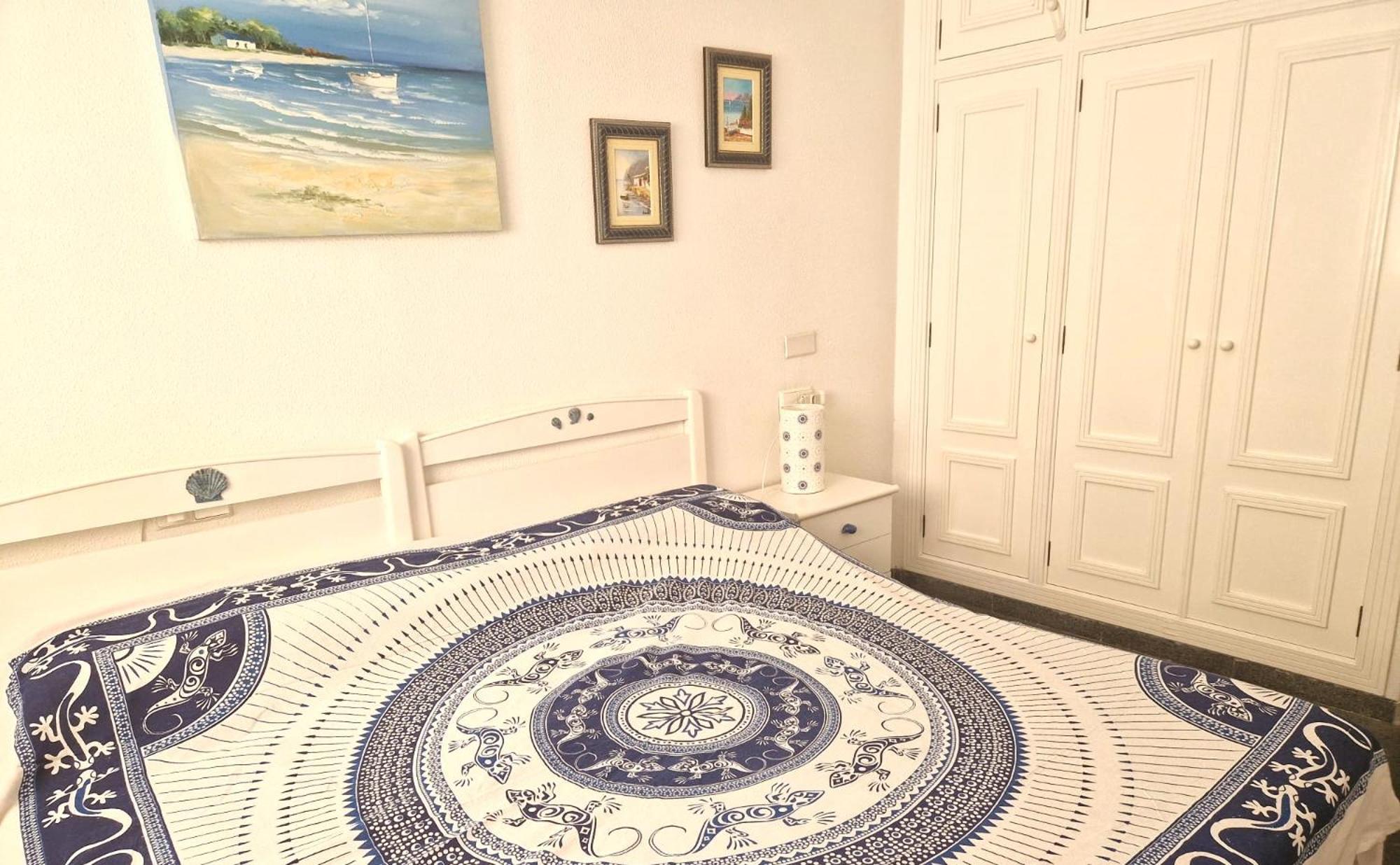 Apartamento de lujo de dos habitaciones con balcón