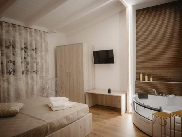 Deluxe Suite with Spa Bath photo 2