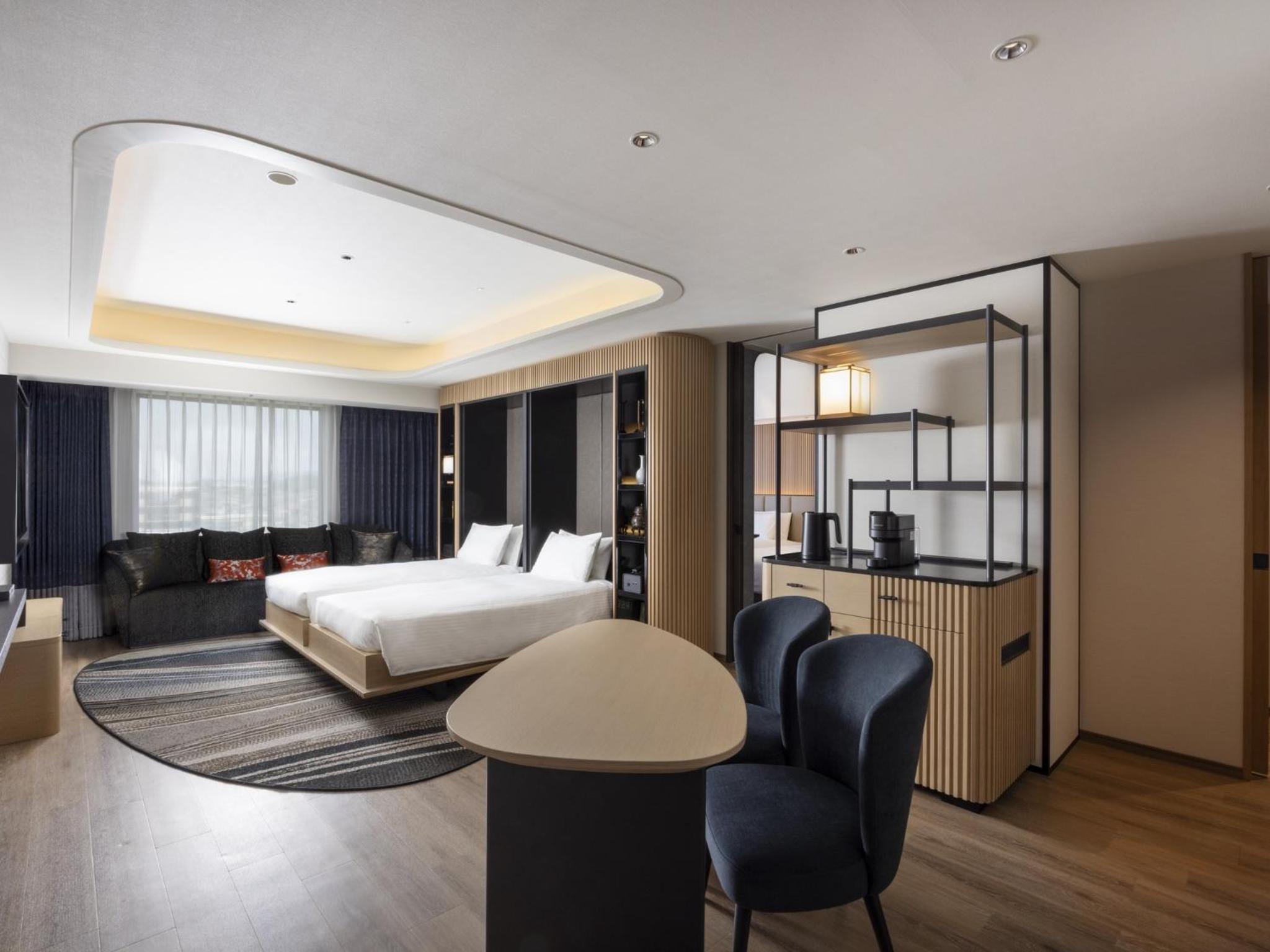 Executive Suite - Photo 3