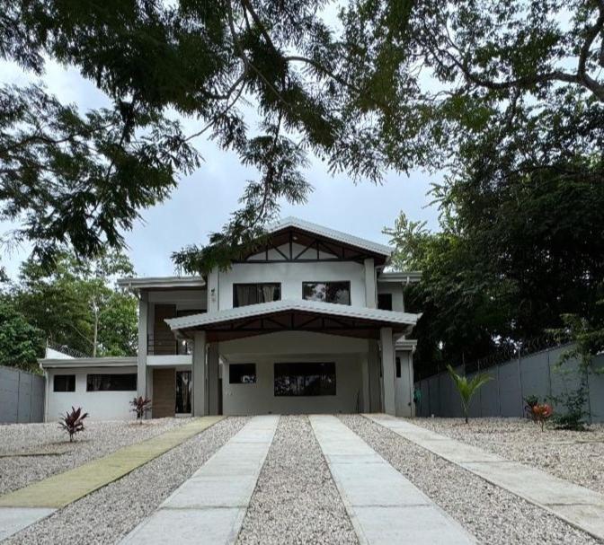 Three-Bedroom House photo 3