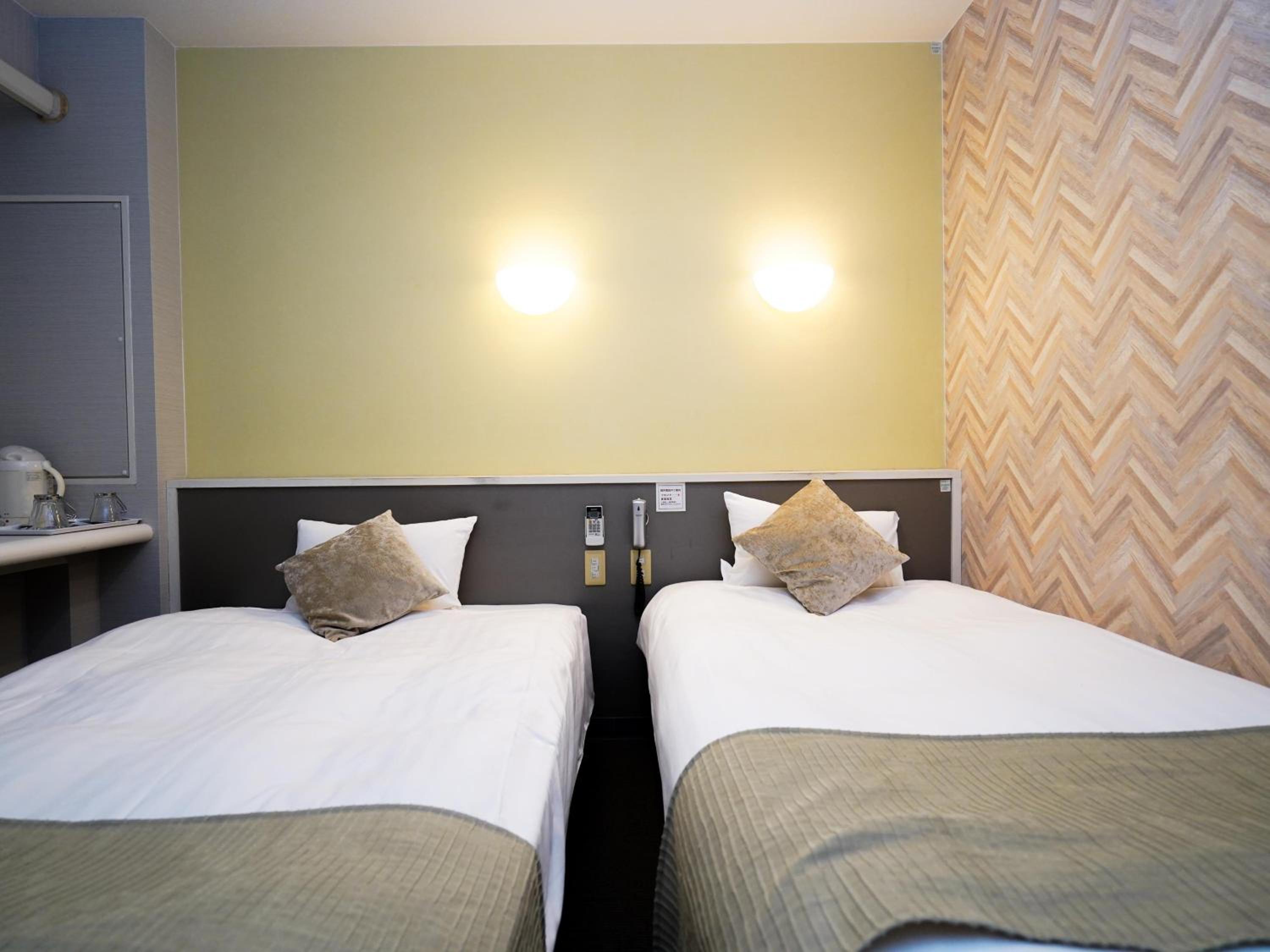 Twin Room - Non-Smoking photo 2
