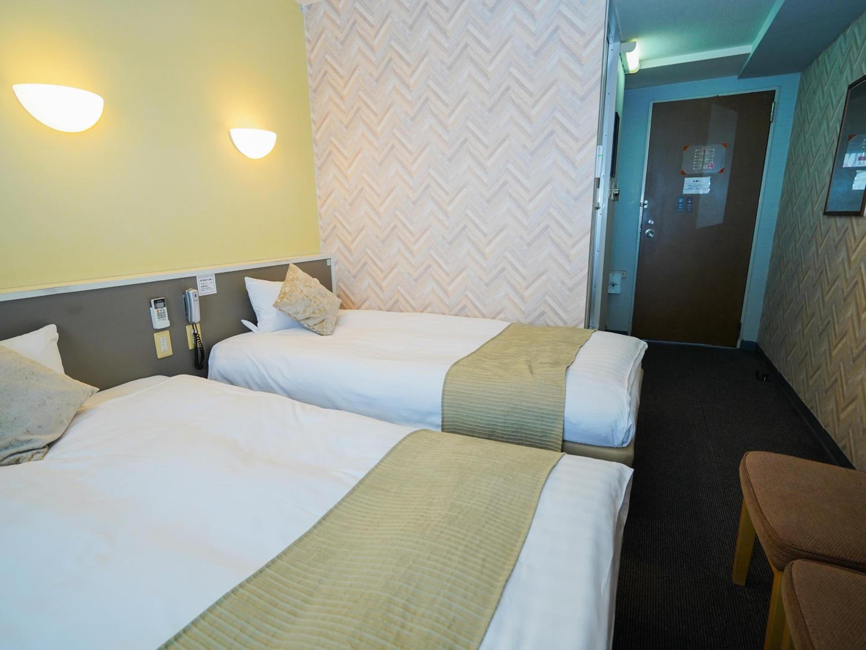 Twin Room - Non-Smoking photo 3