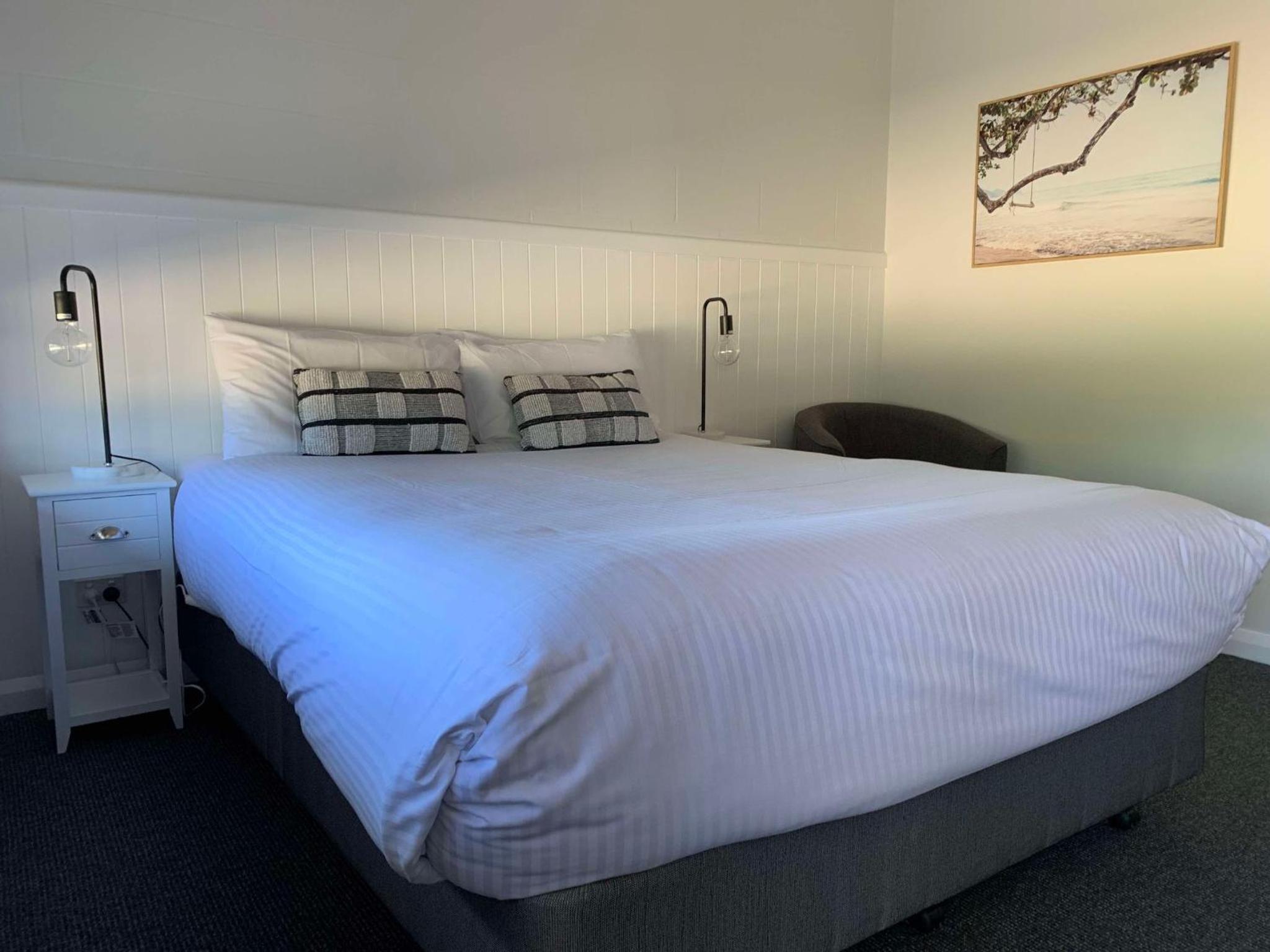 Standard King Room - Photo 8