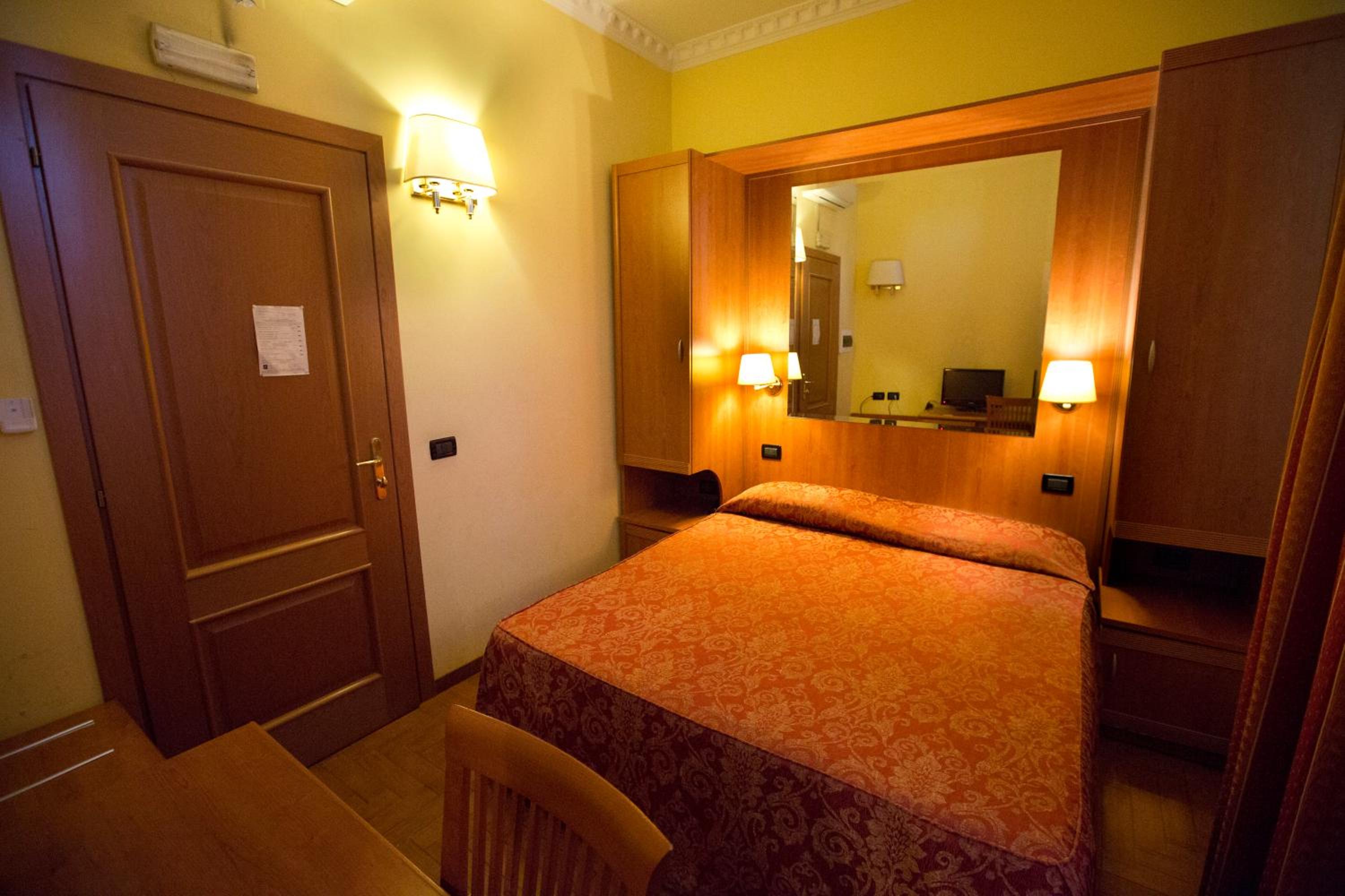 Double or Twin Room photo 3