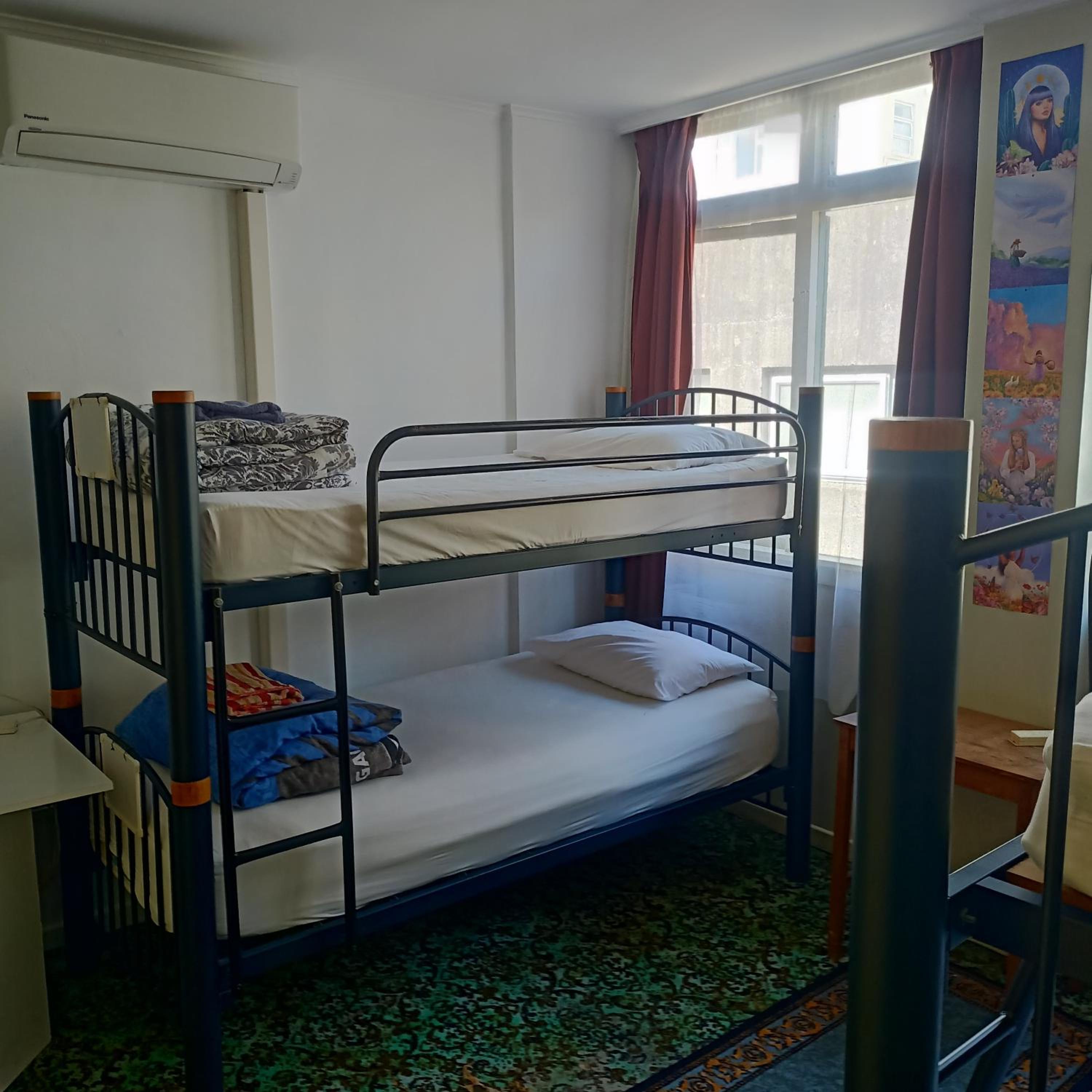 Bed in 8-Bed Mixed Dormitory Room photo 3