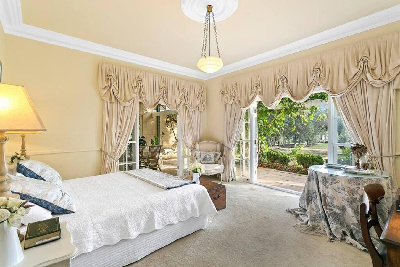 Six-Bedroom House photo 1