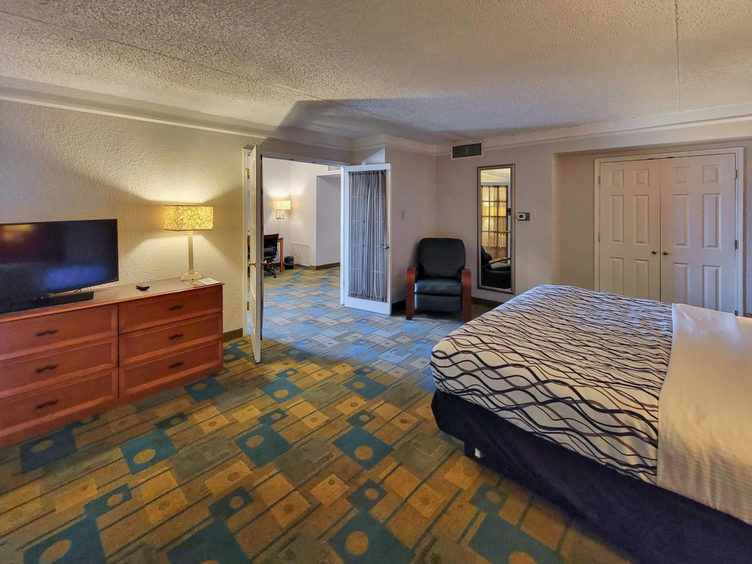 One-Bedroom King Suite - Non-Smoking - Photo 7