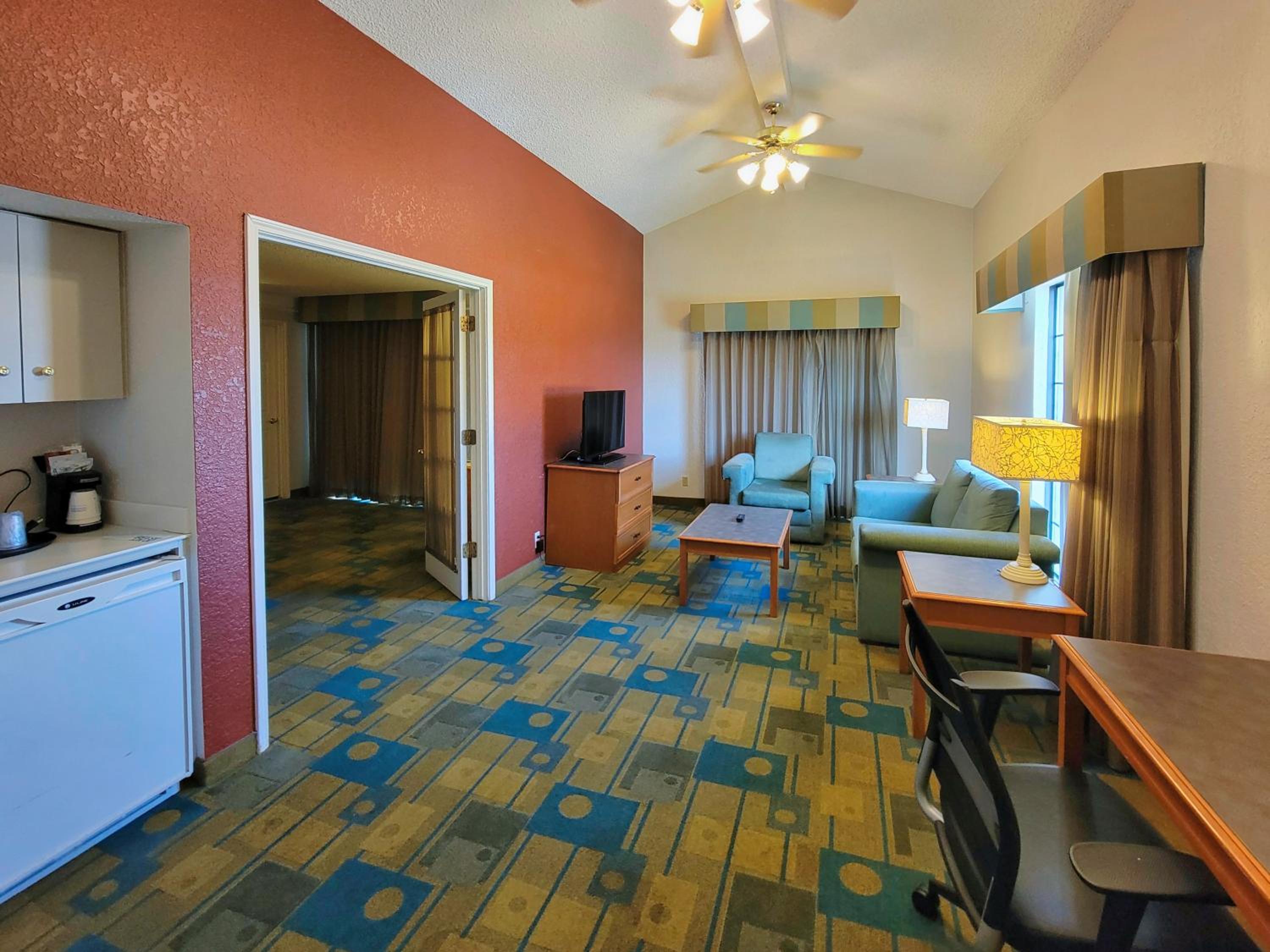 One-Bedroom King Suite - Non-Smoking - Photo 9