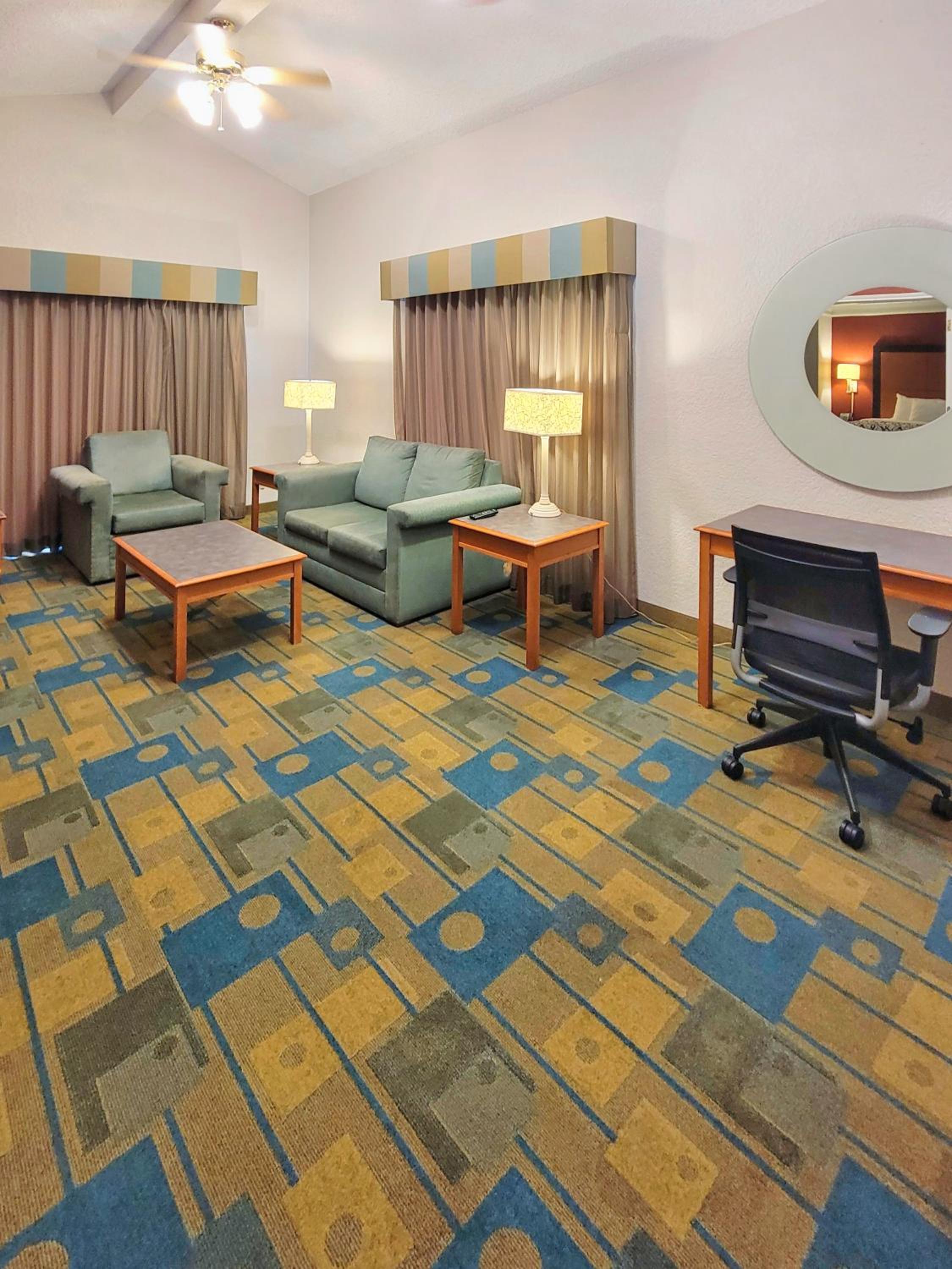 One-Bedroom King Suite - Non-Smoking - Photo 8