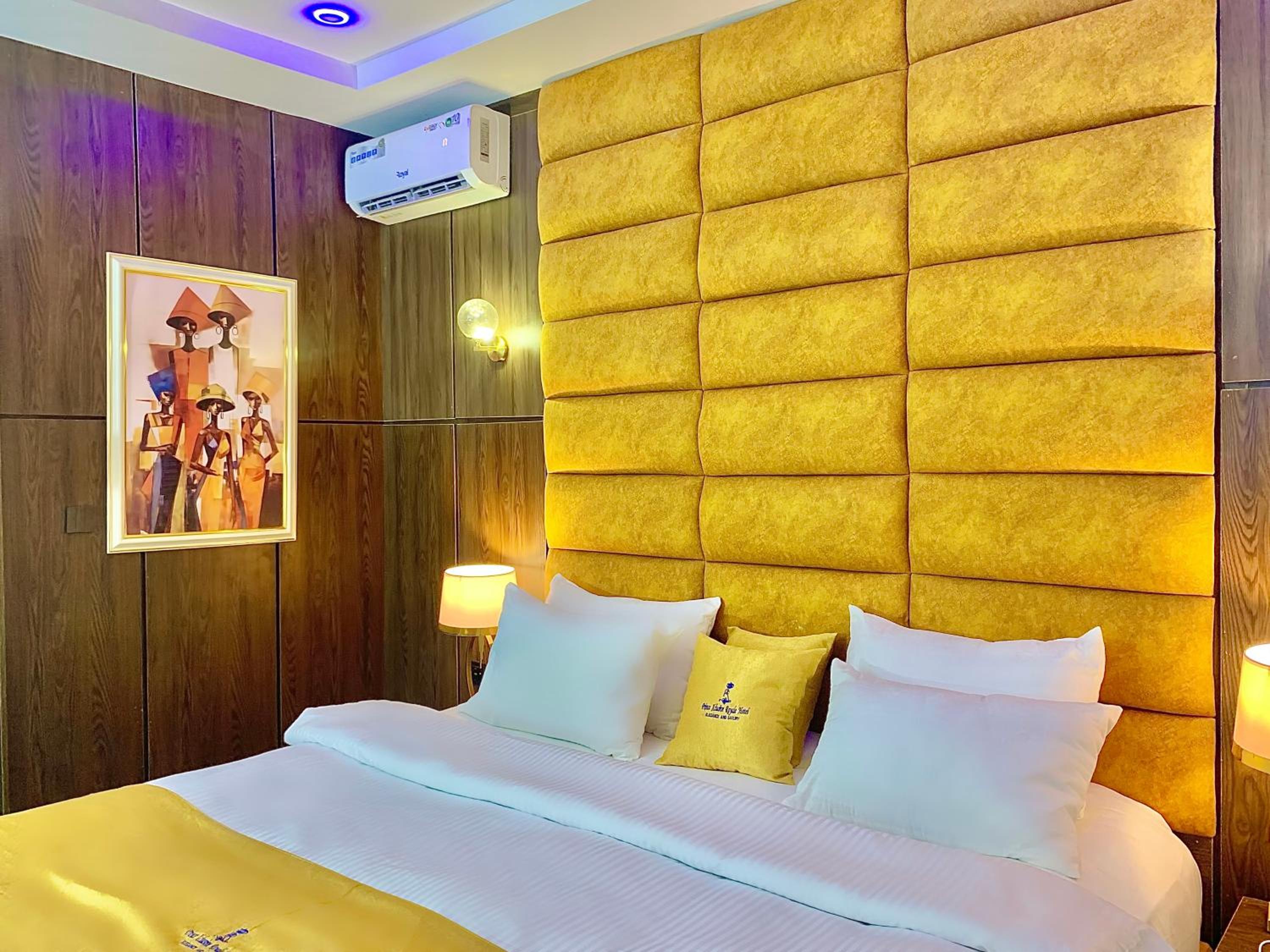 Queen Suite With Spa Bath photo 2