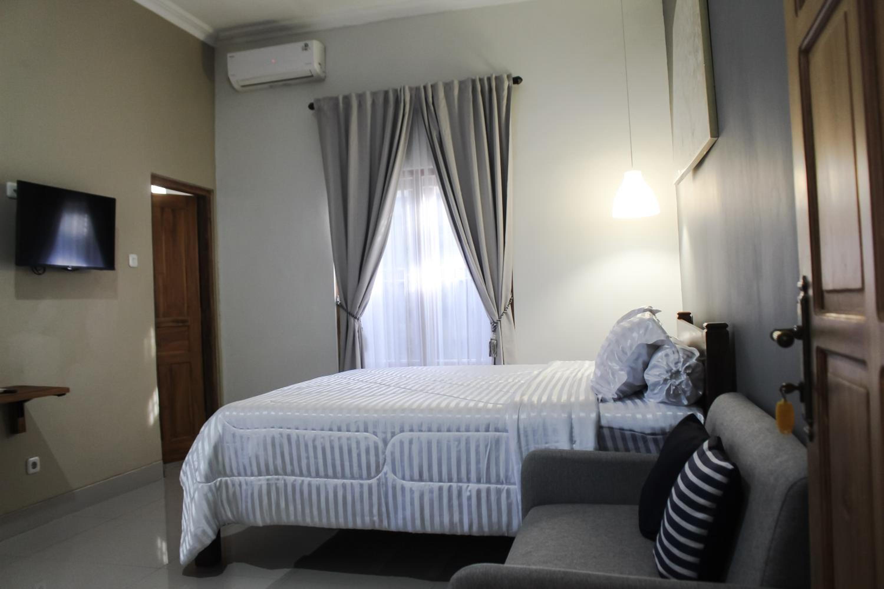 Family Room - Photo 8
