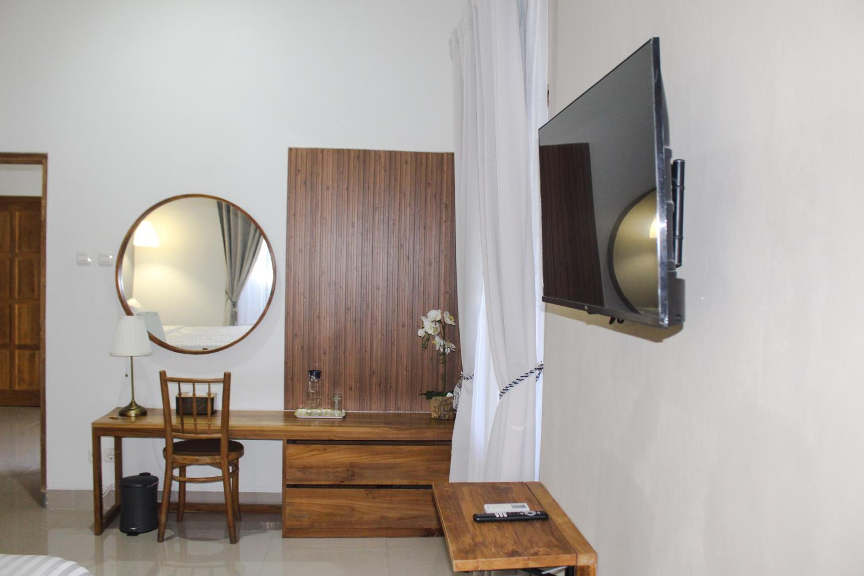 Family Room - Photo 2