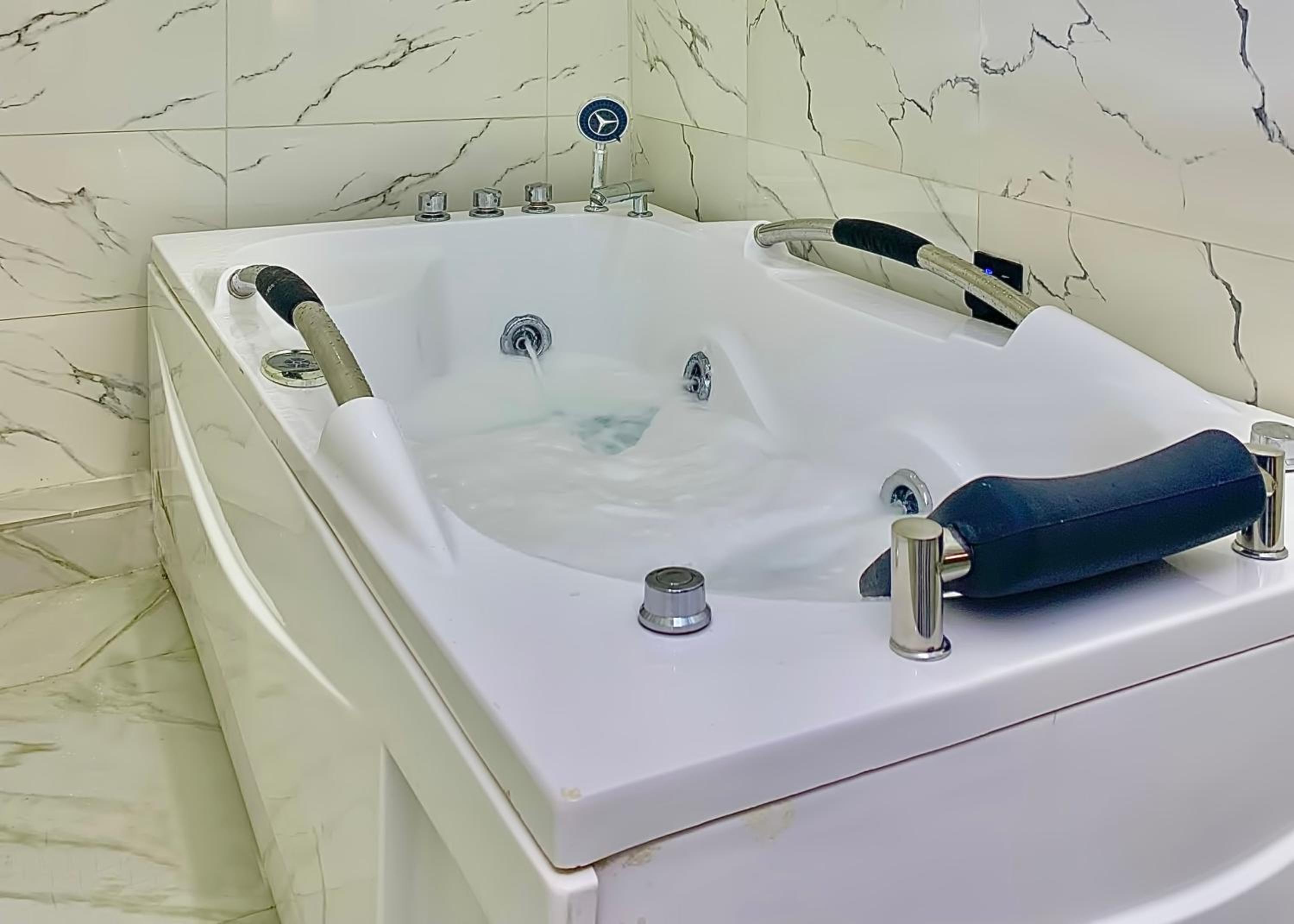 Queen Suite With Spa Bath photo 3