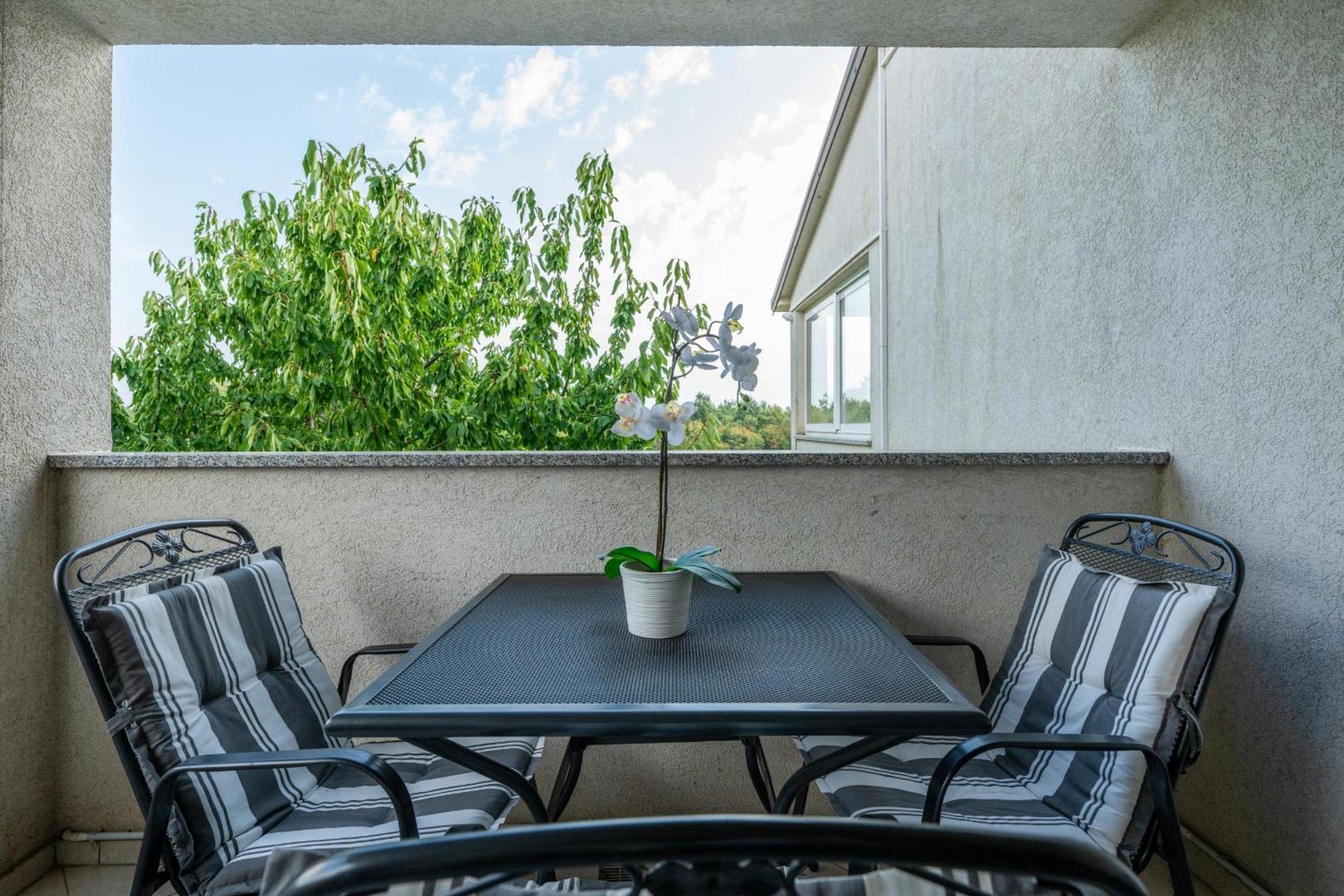 One-Bedroom Apartment with Balcony photo 3