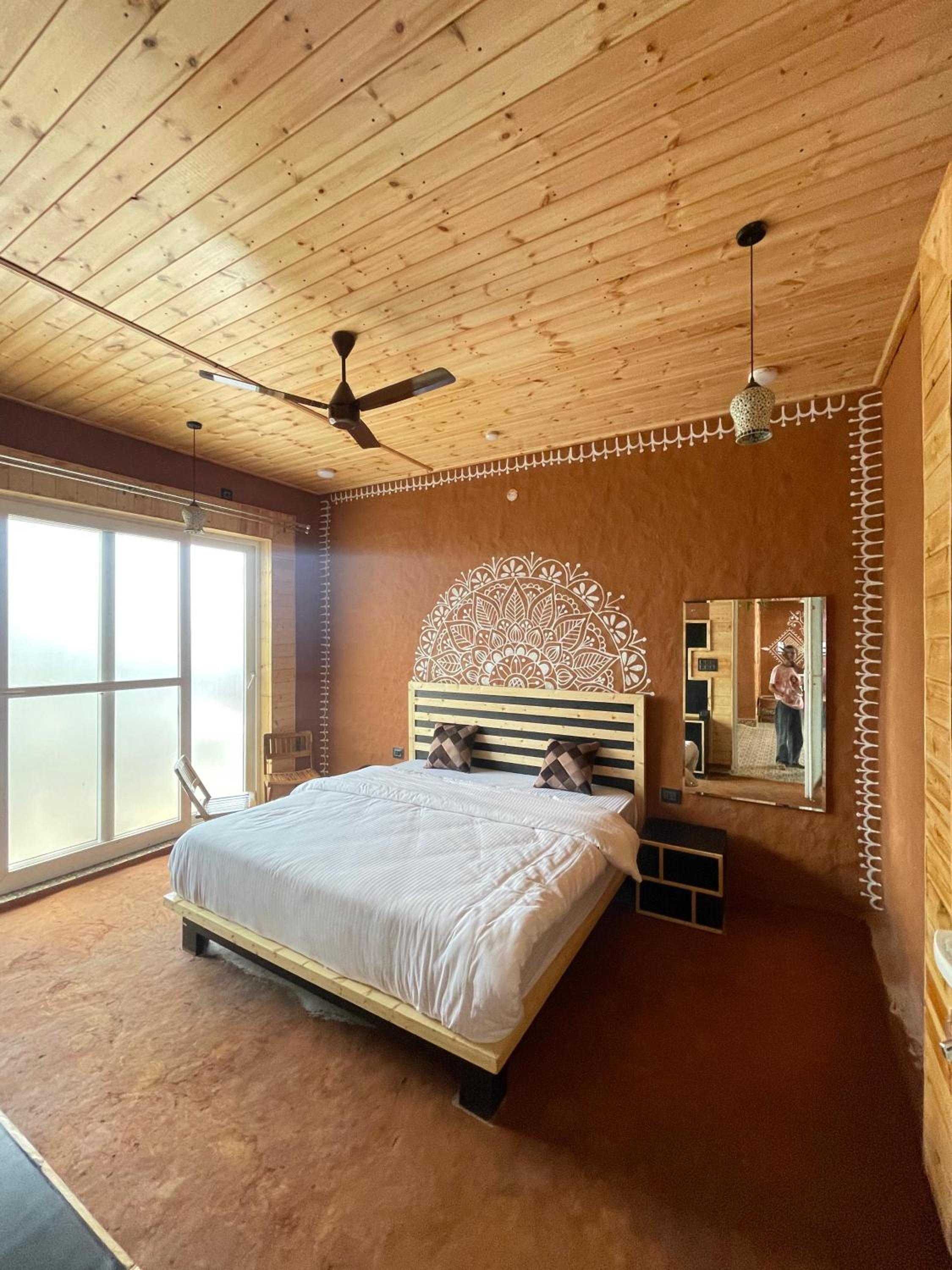 Deluxe Double Room (2 Adults + 1 Child)