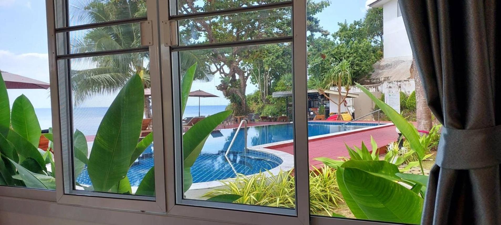 Deluxe Double Room with Beachfront and Poolside view - Photo 2