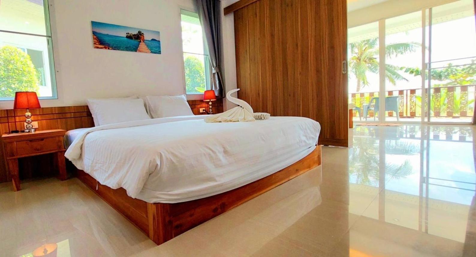 Deluxe Double Room with Beachfront and Poolside view - Photo 1