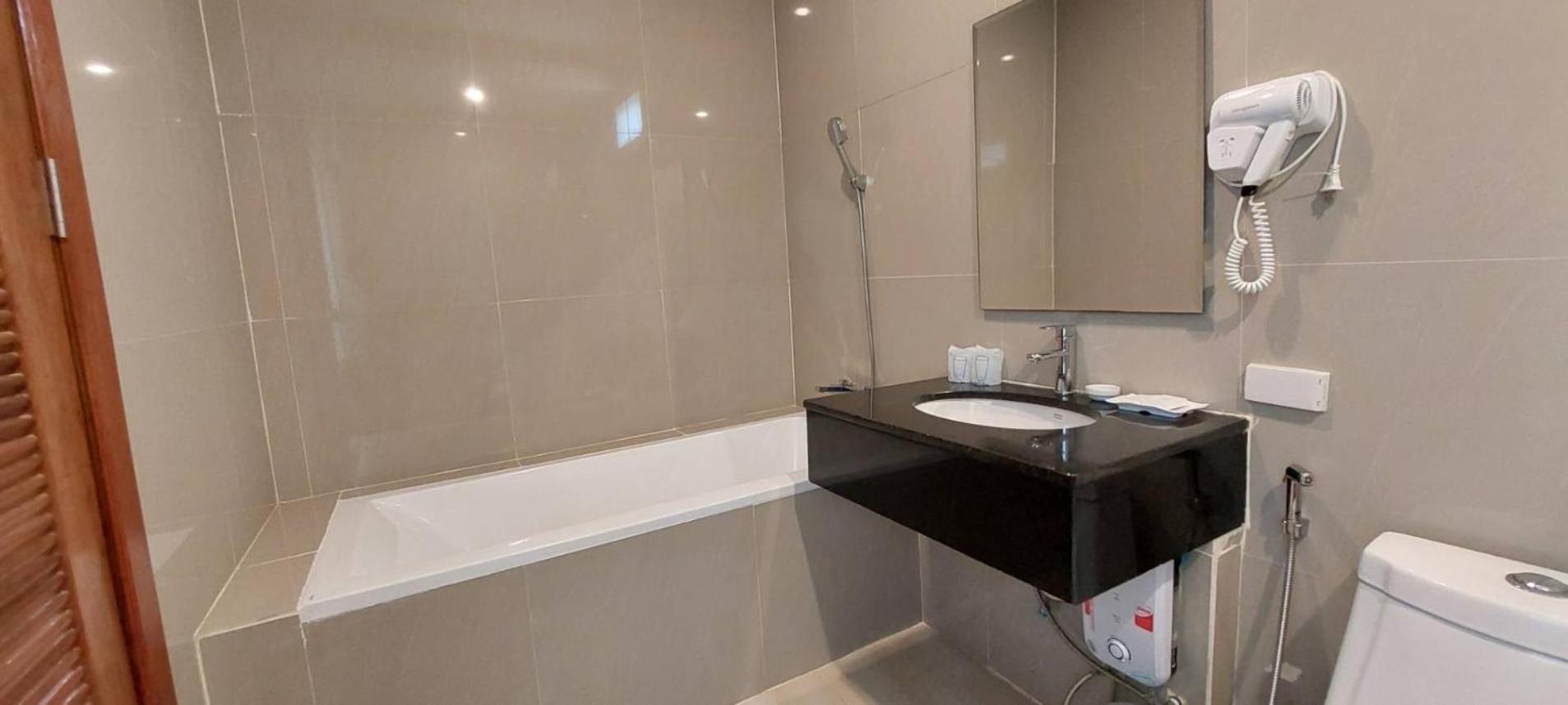 Deluxe Double Room with Beachfront and Poolside view - Photo 3