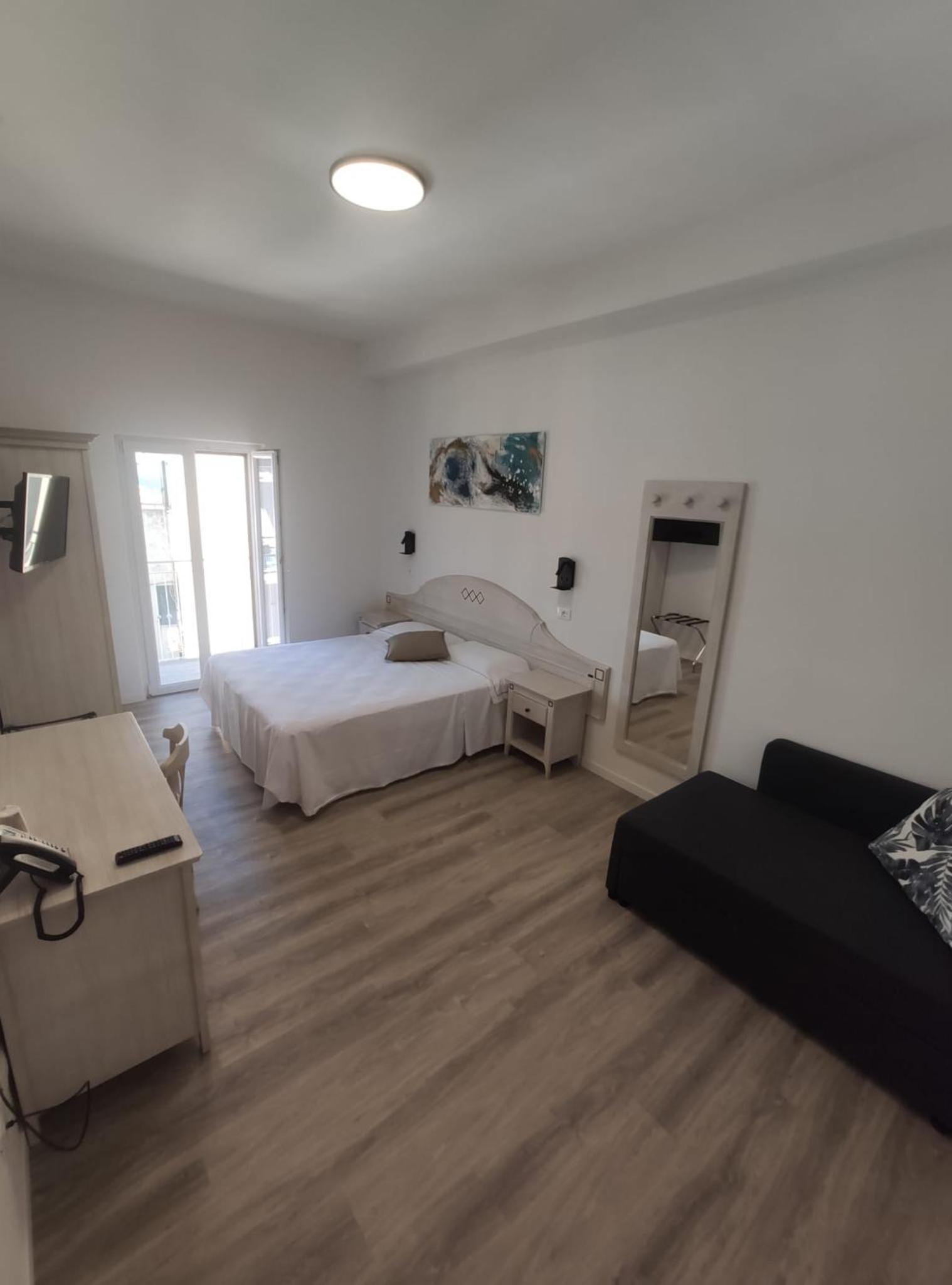 Deluxe Double or Twin Room with Balcony photo 1