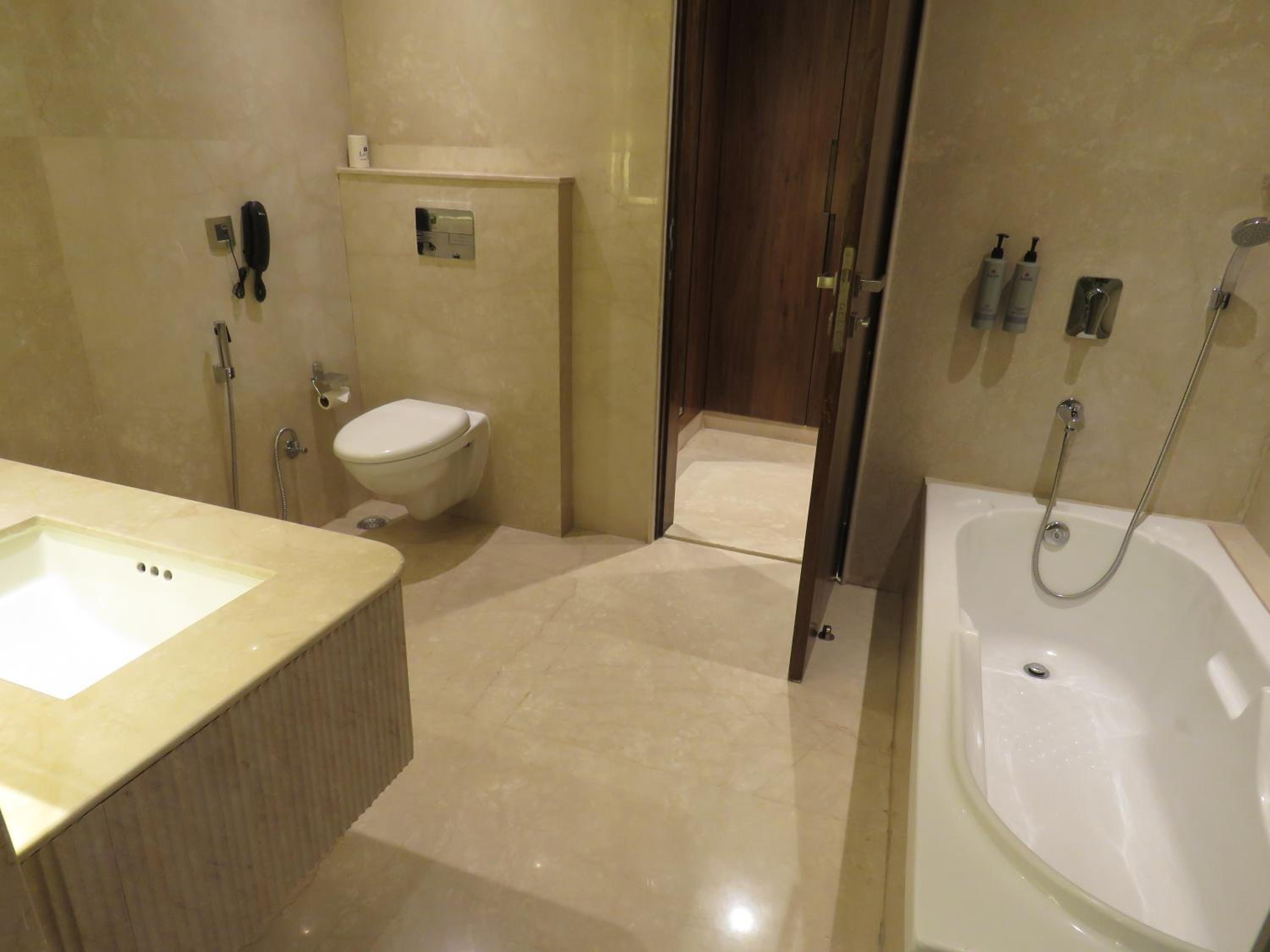Suite - Photo 5