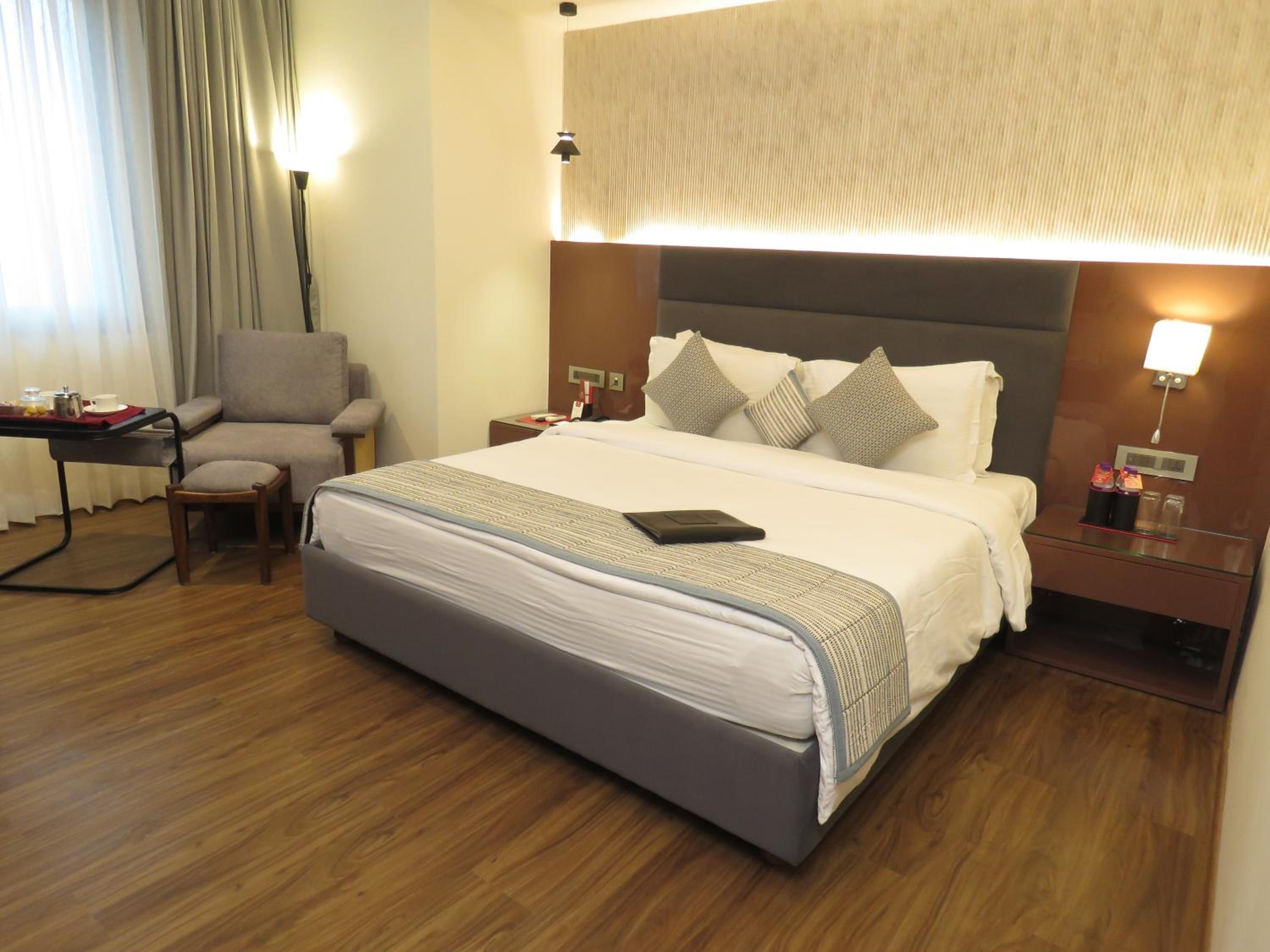 Suite - Photo 11