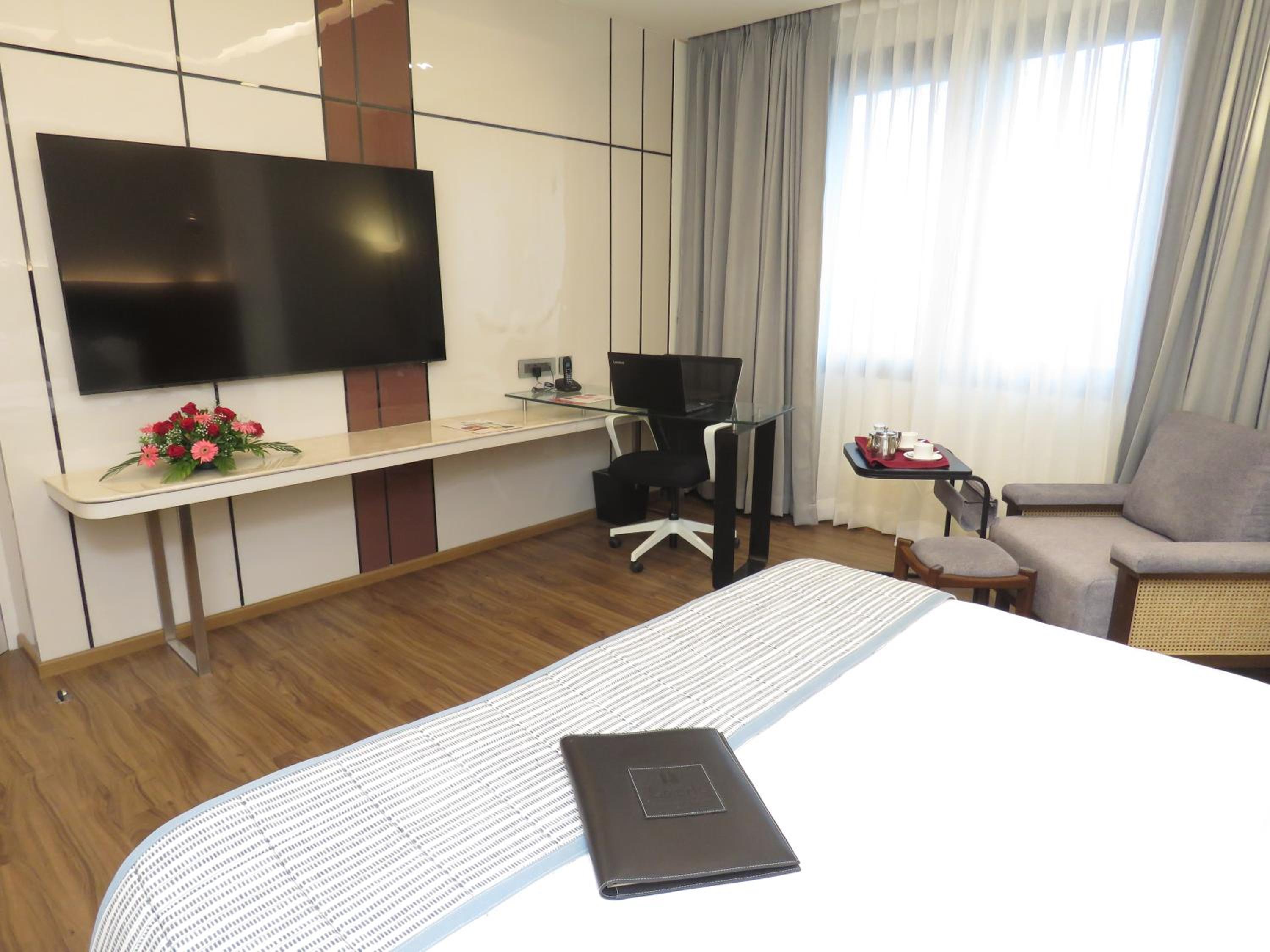 Suite - Photo 12
