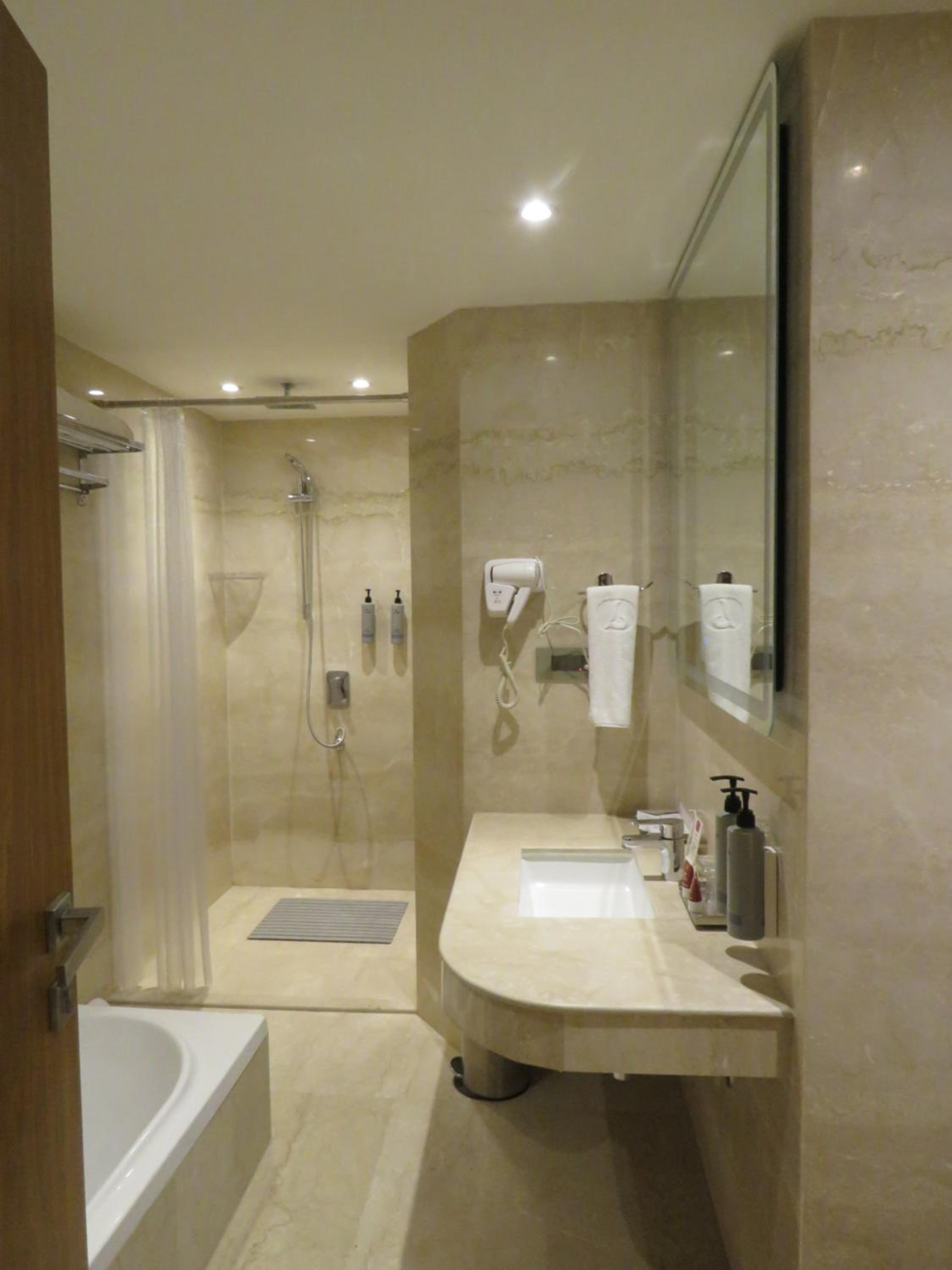Suite - Photo 13