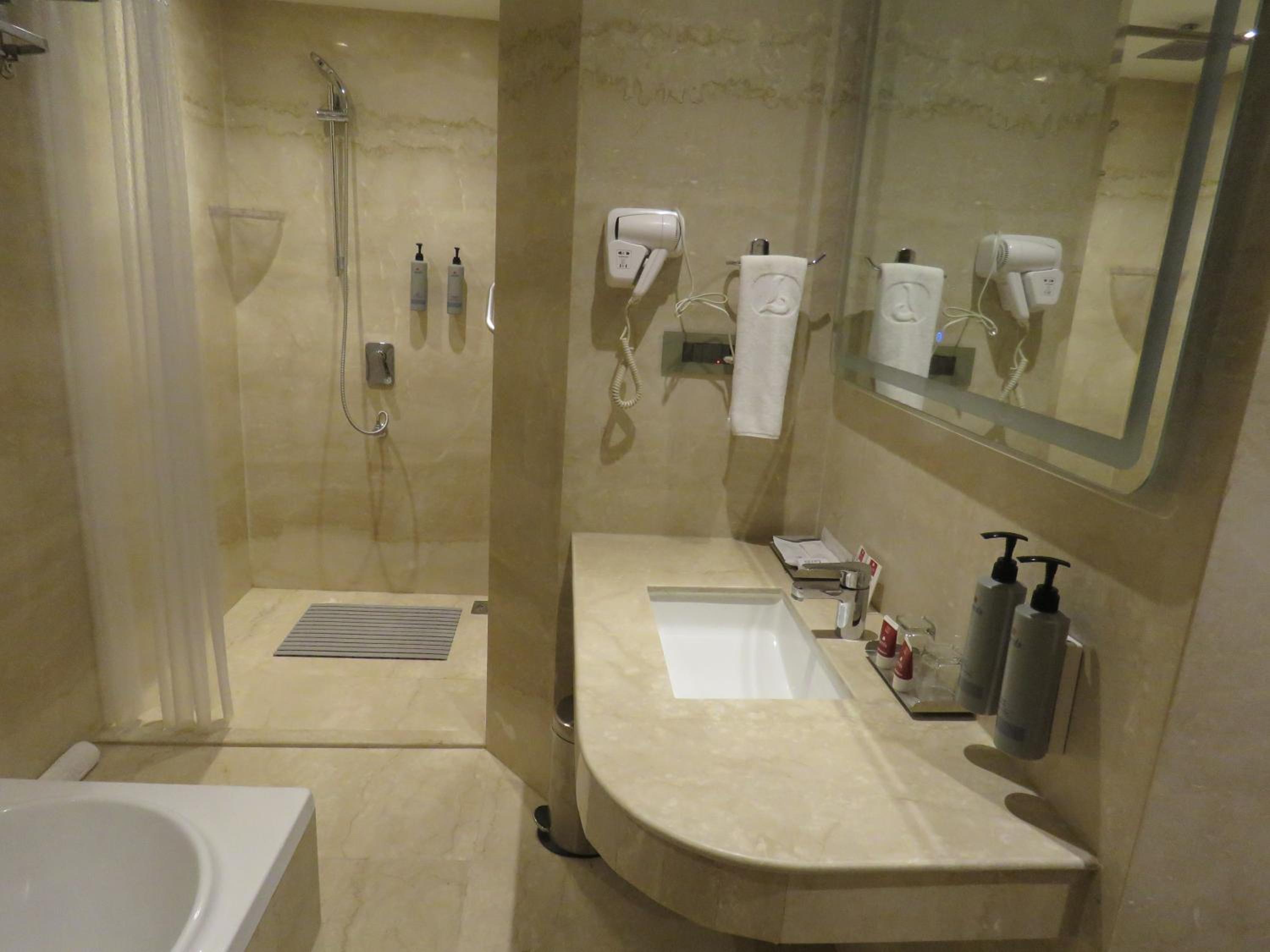 Suite - Photo 14