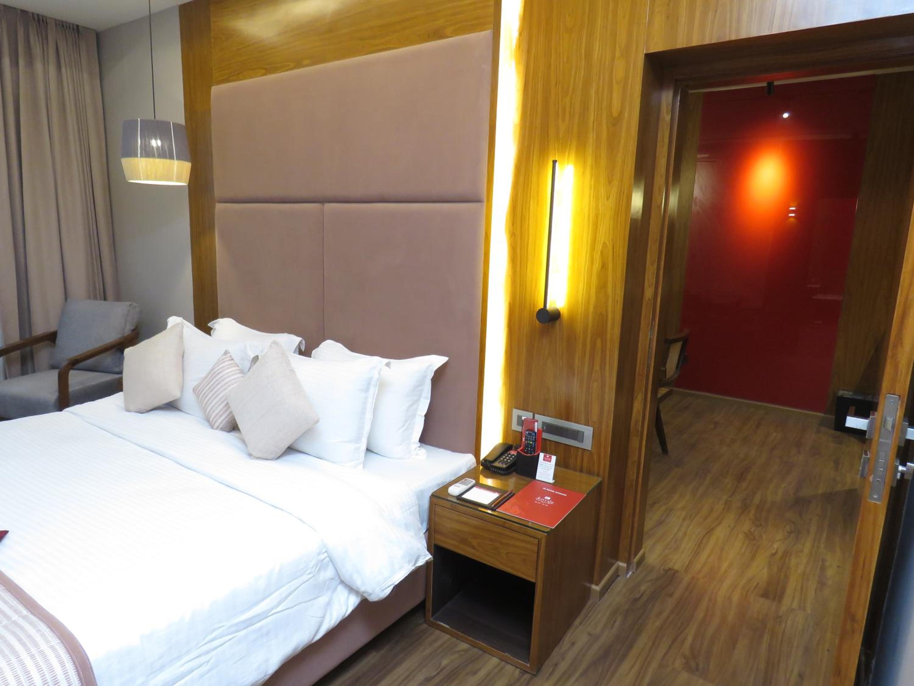Suite - Photo 15