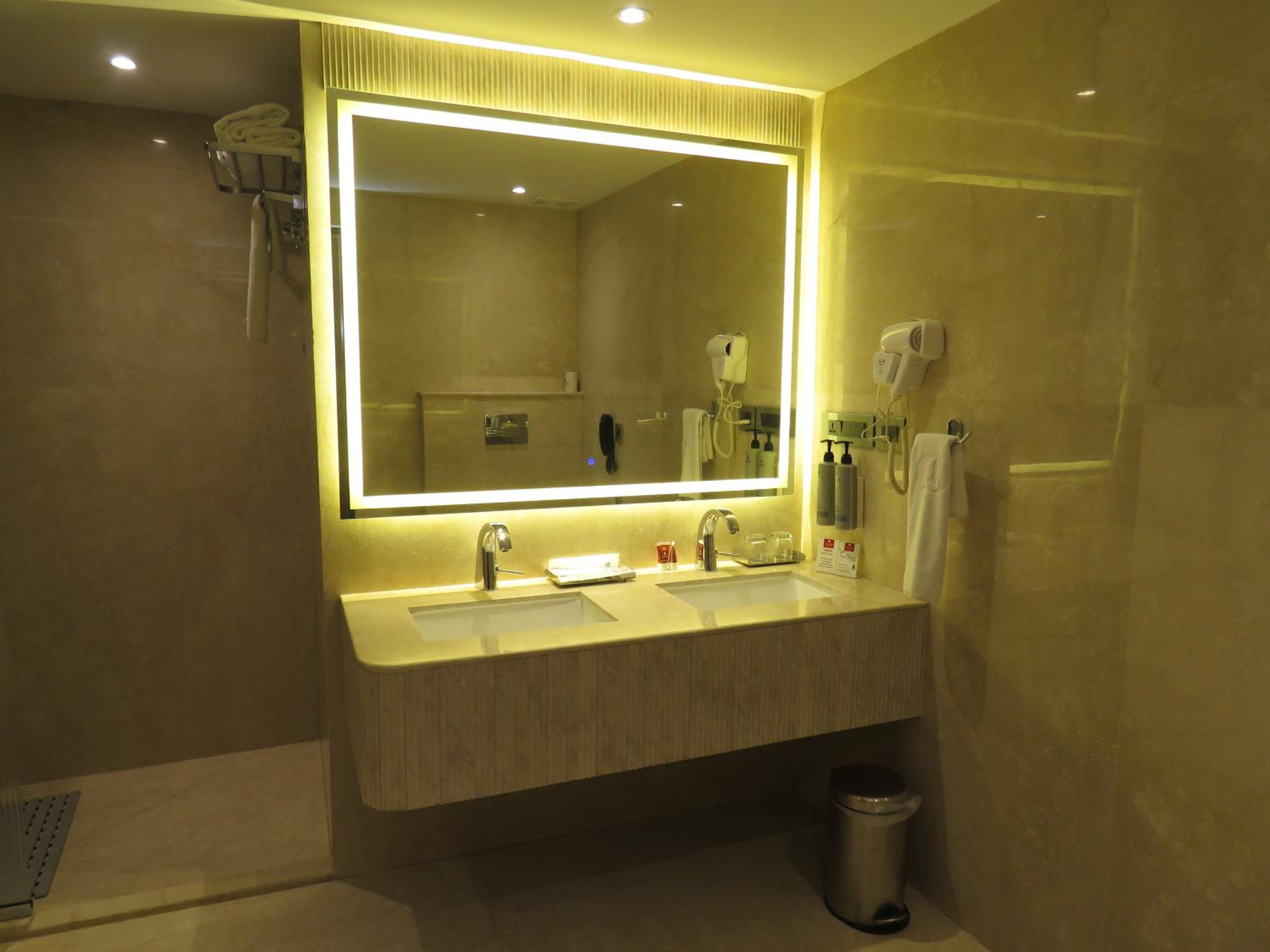 Suite - Photo 17