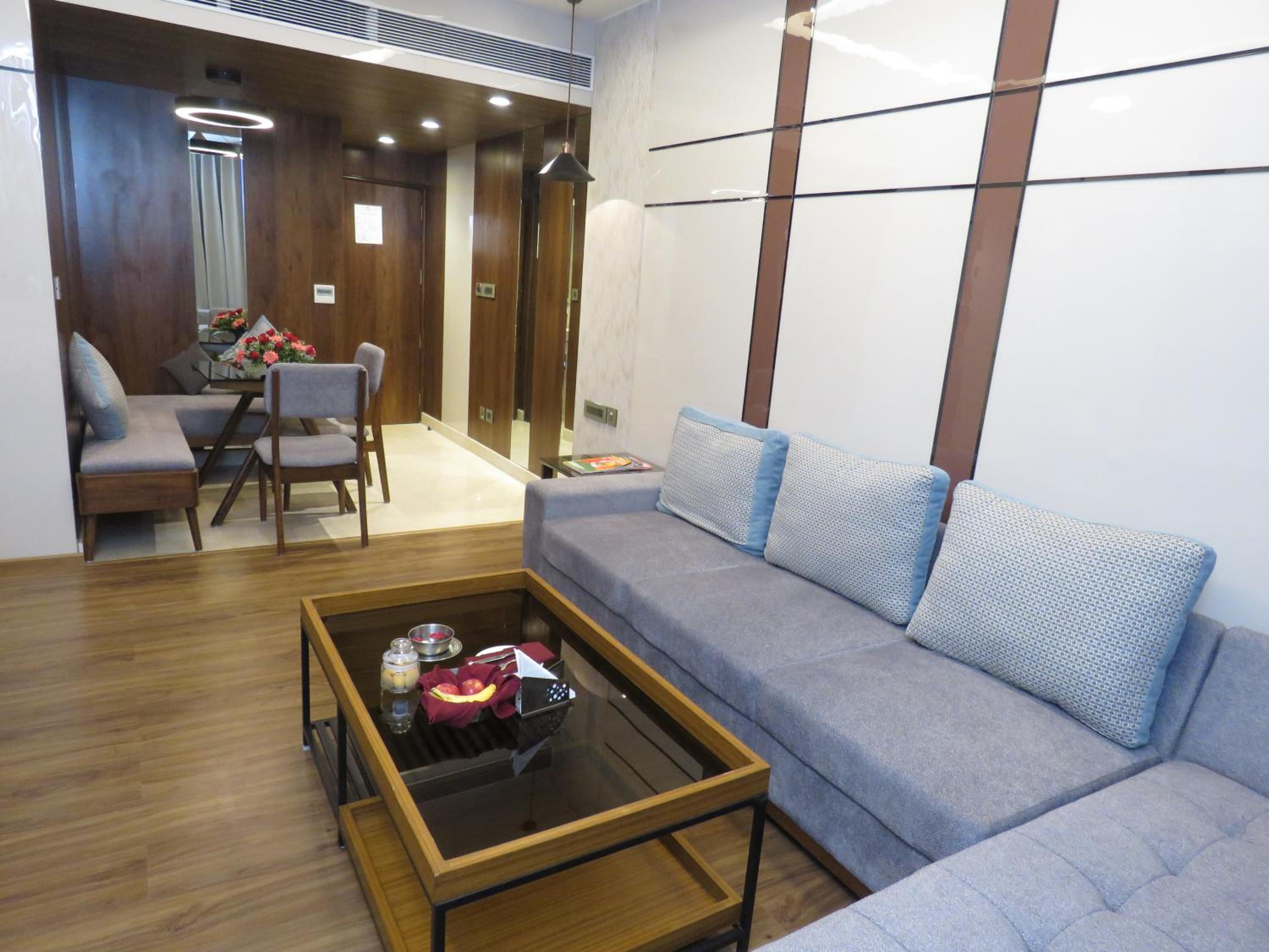 Suite - Photo 16