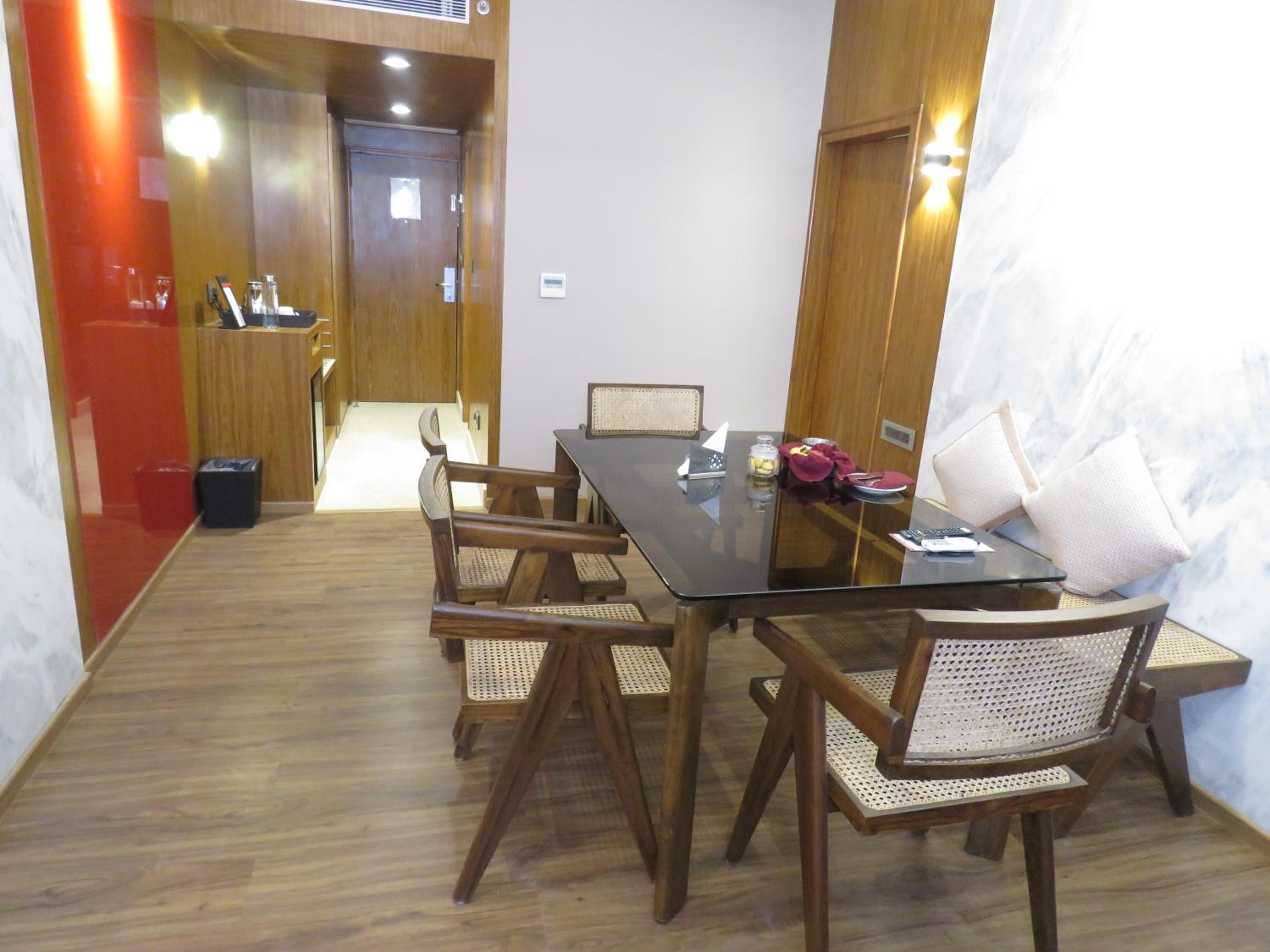 Suite - Photo 22