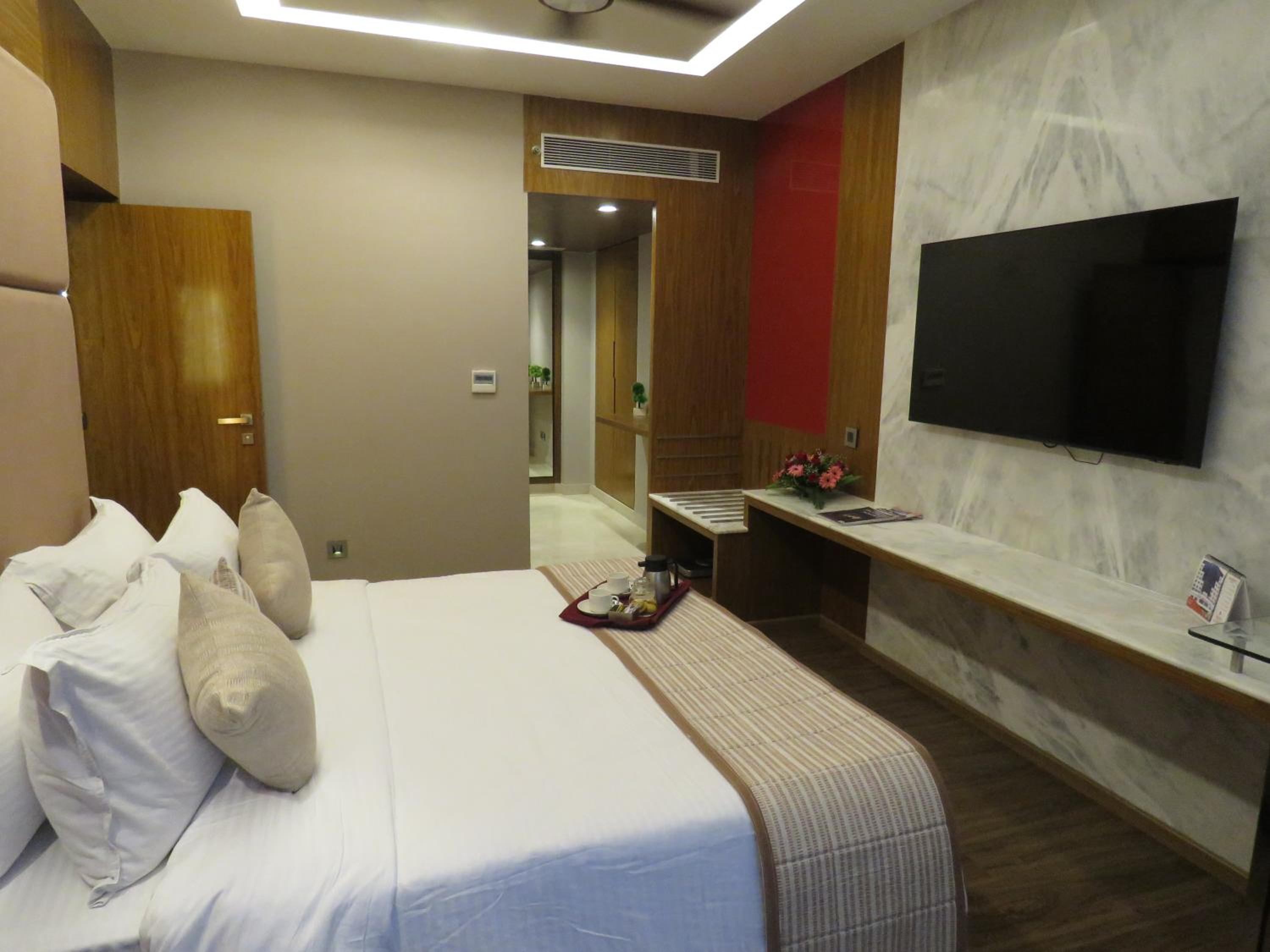 Suite - Photo 20