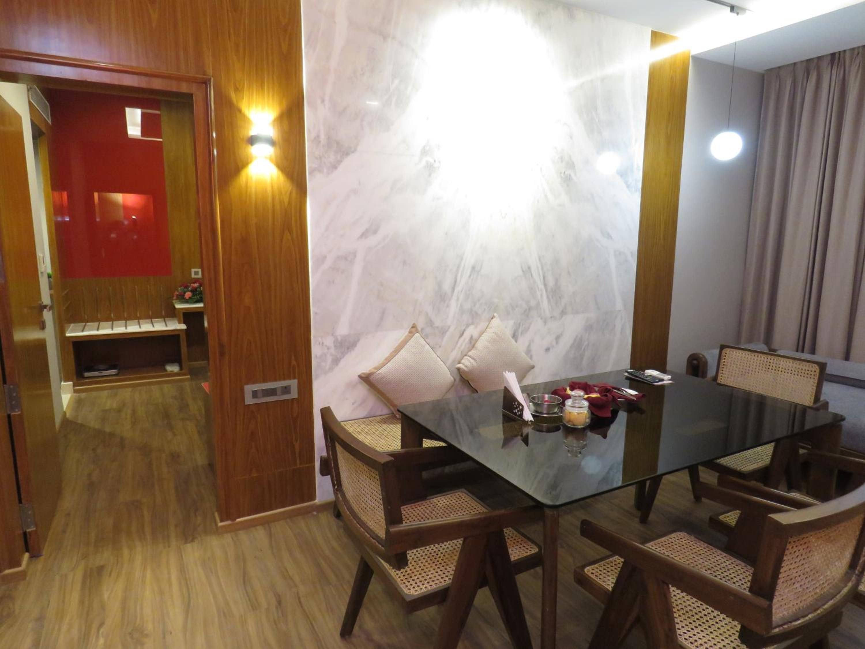 Suite - Photo 21