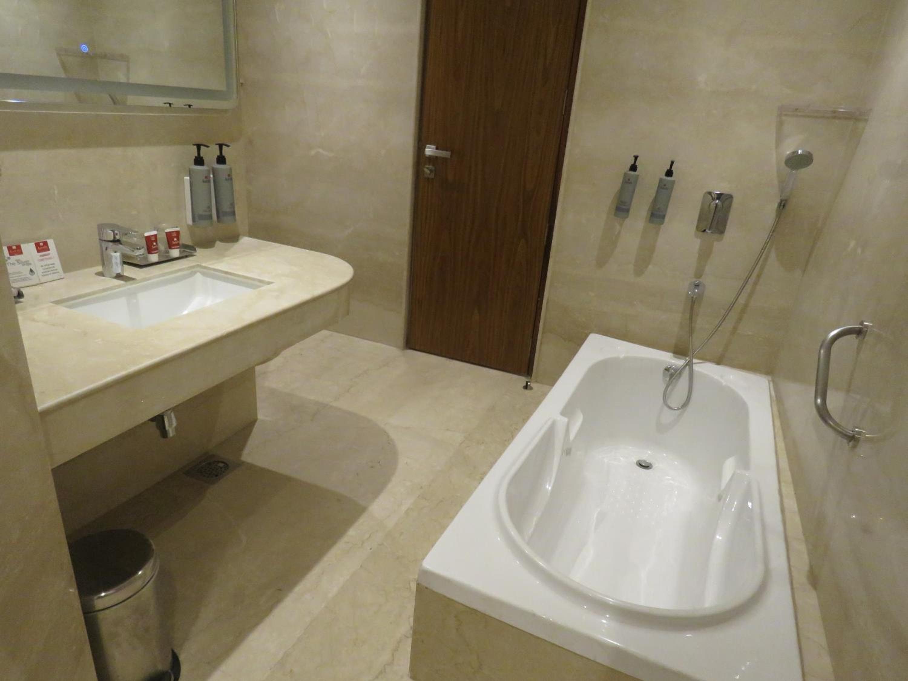 Suite - Photo 3
