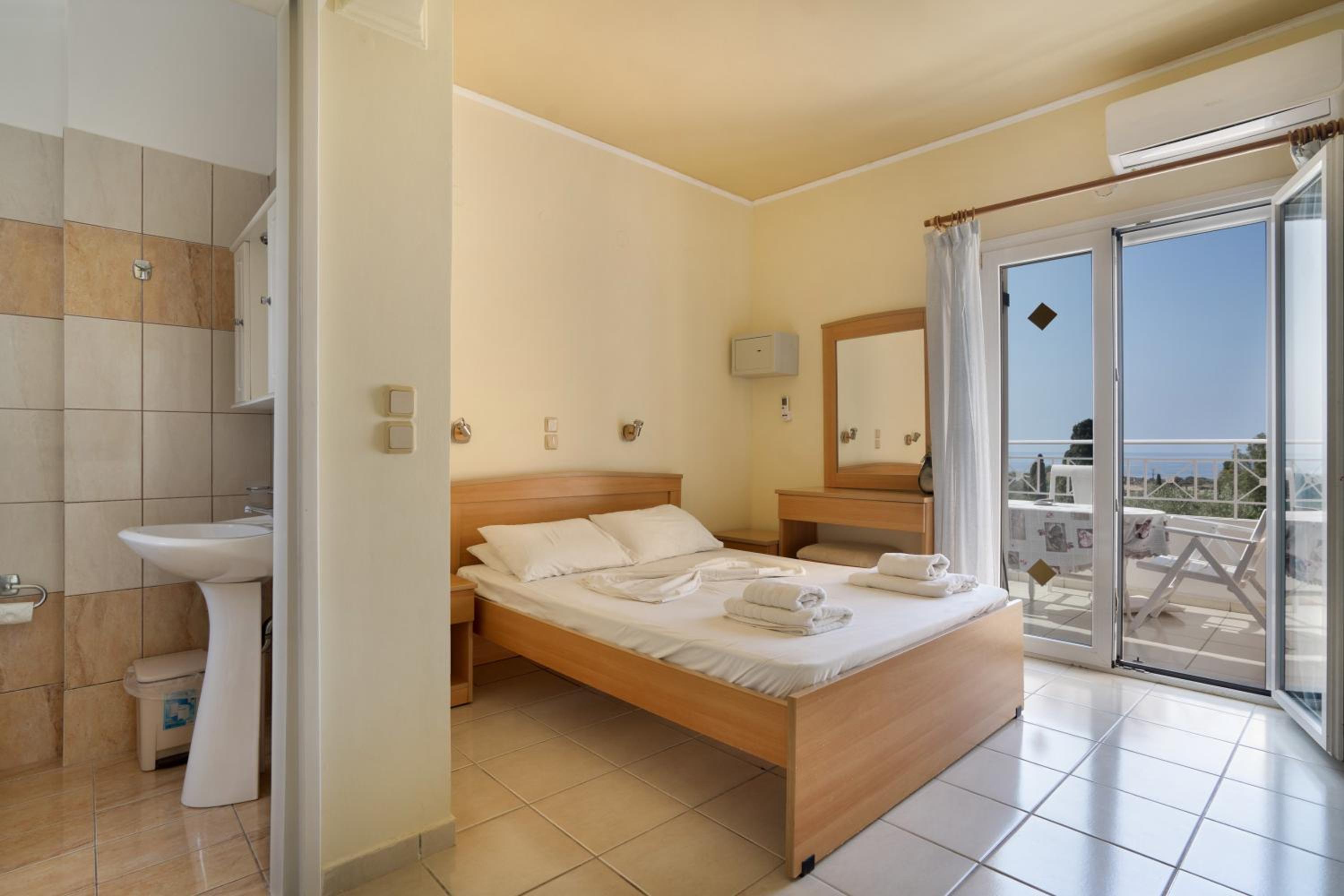 One-Bedroom Apartment with Garden View photo 3