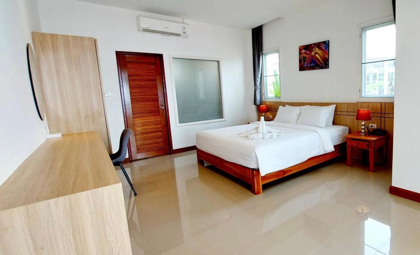 Family Room with Beachfront and Poolside view - Photo 10