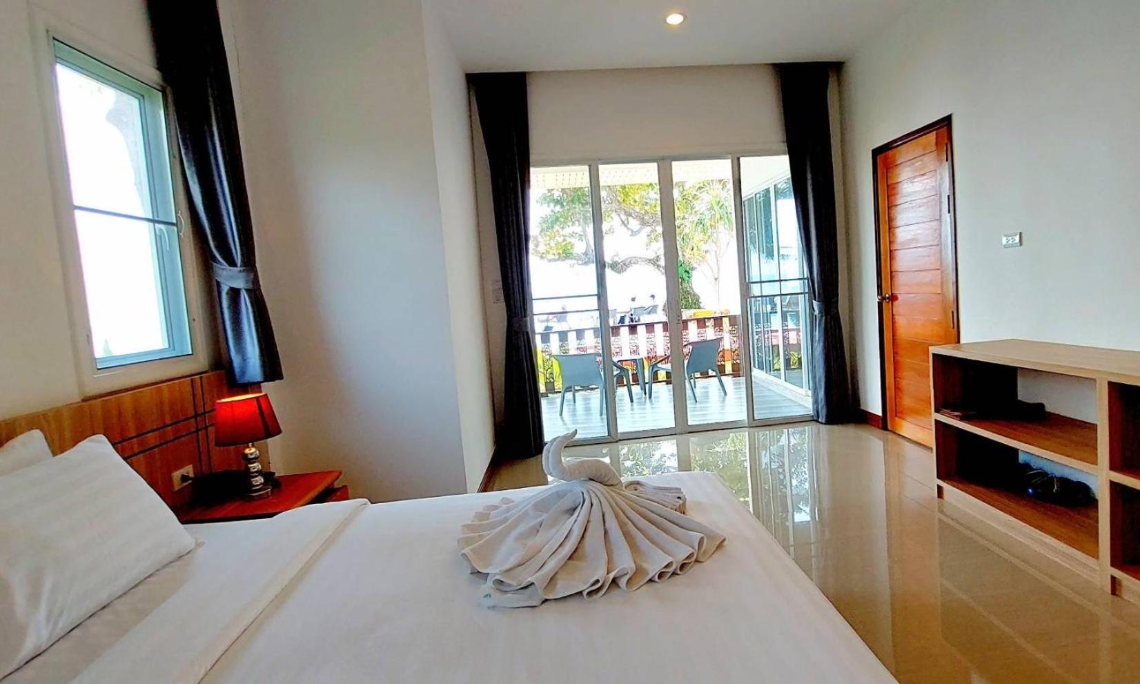 Family Room with Beachfront and Poolside view - Photo 1