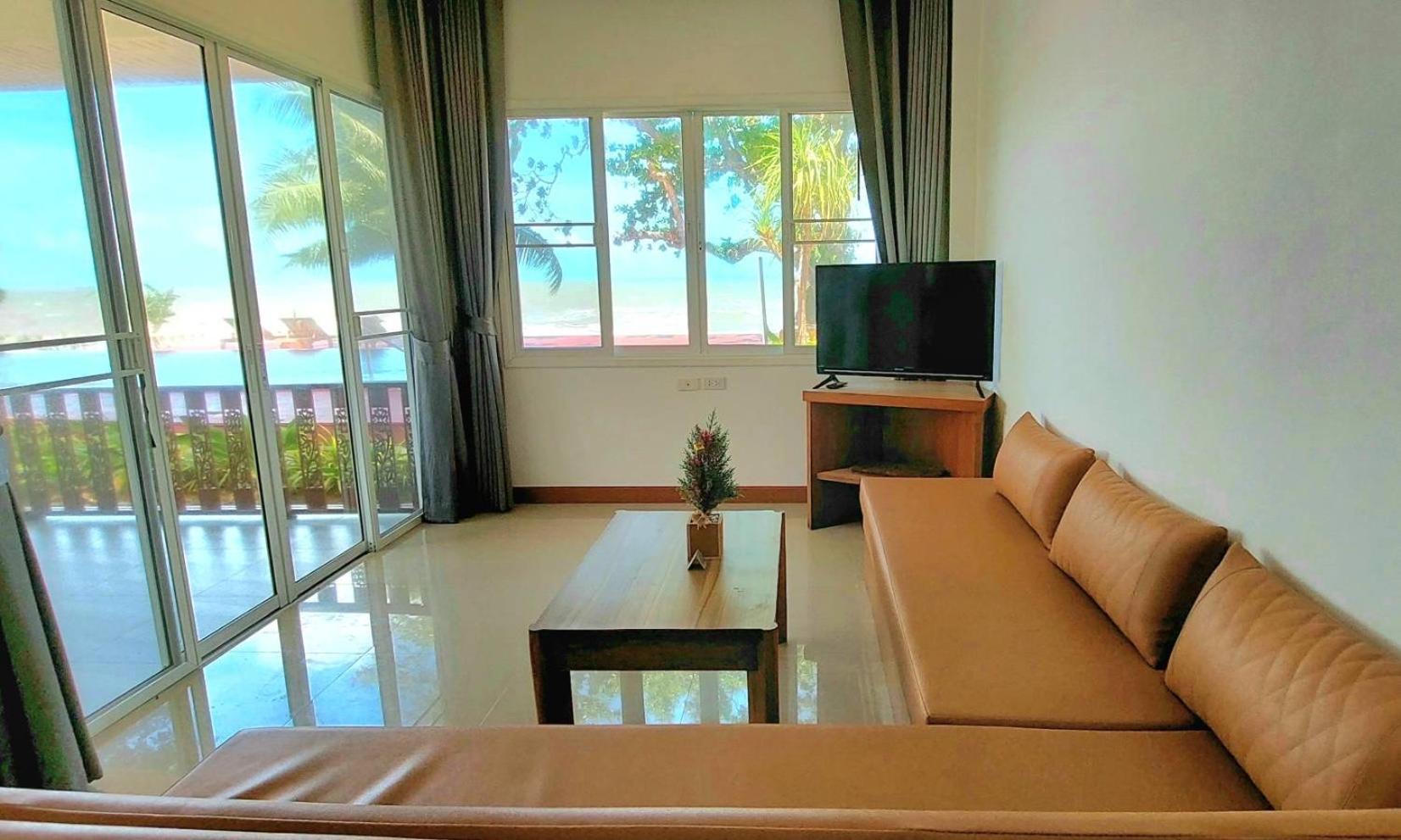 Family Room with Beachfront and Poolside view - Photo 7