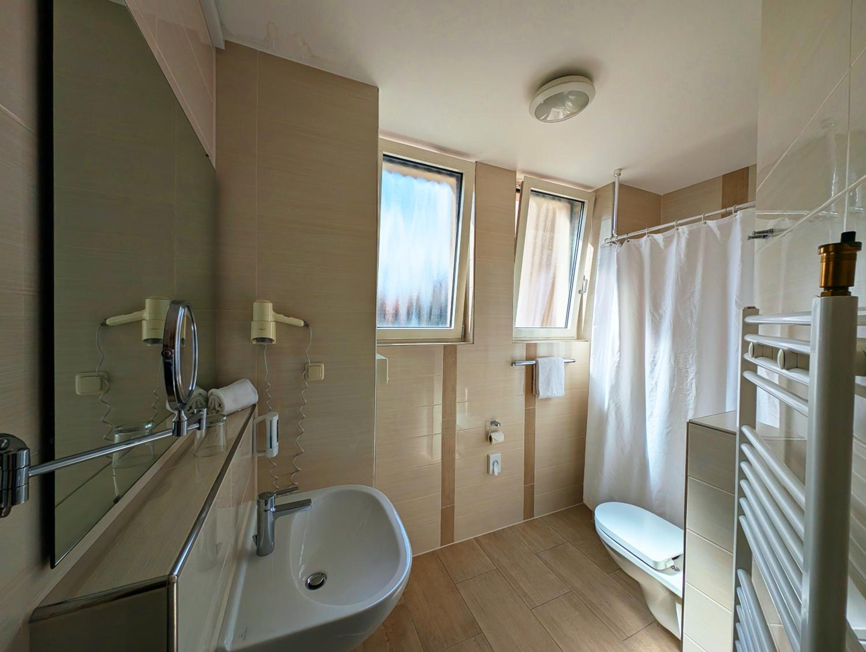 Double Room - Photo 5