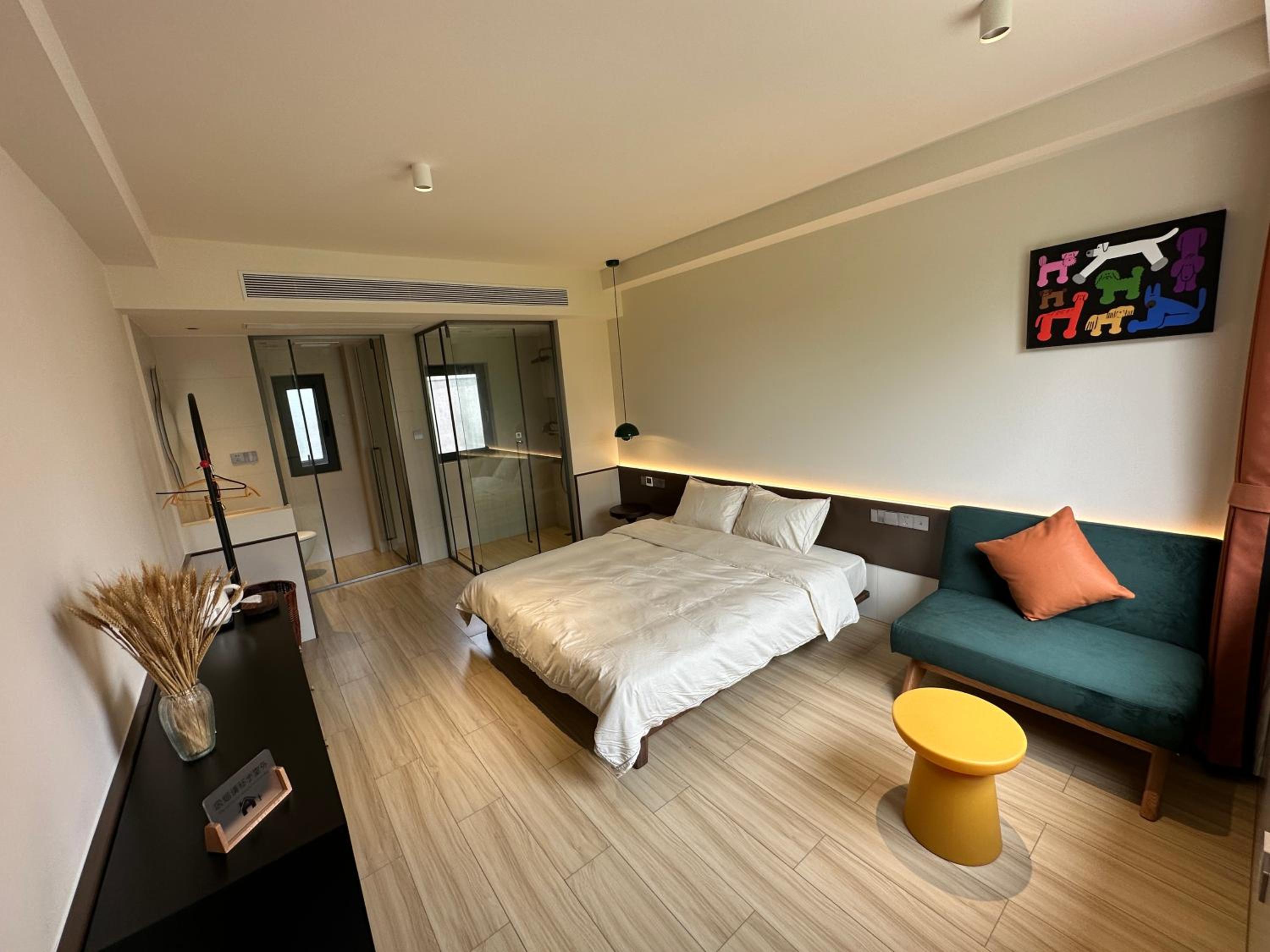 Queen Room photo 1