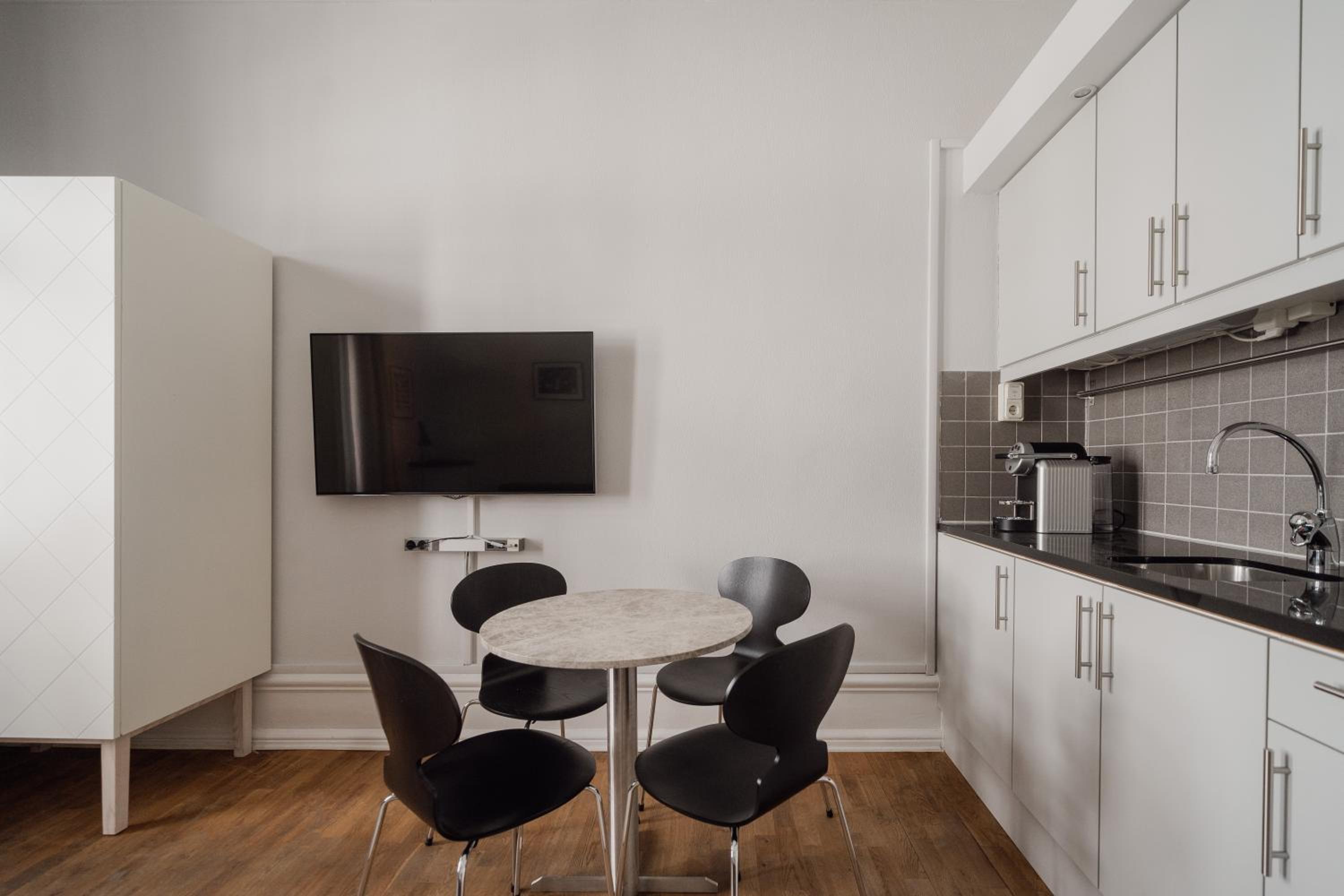 Executive Suite - Photo 2