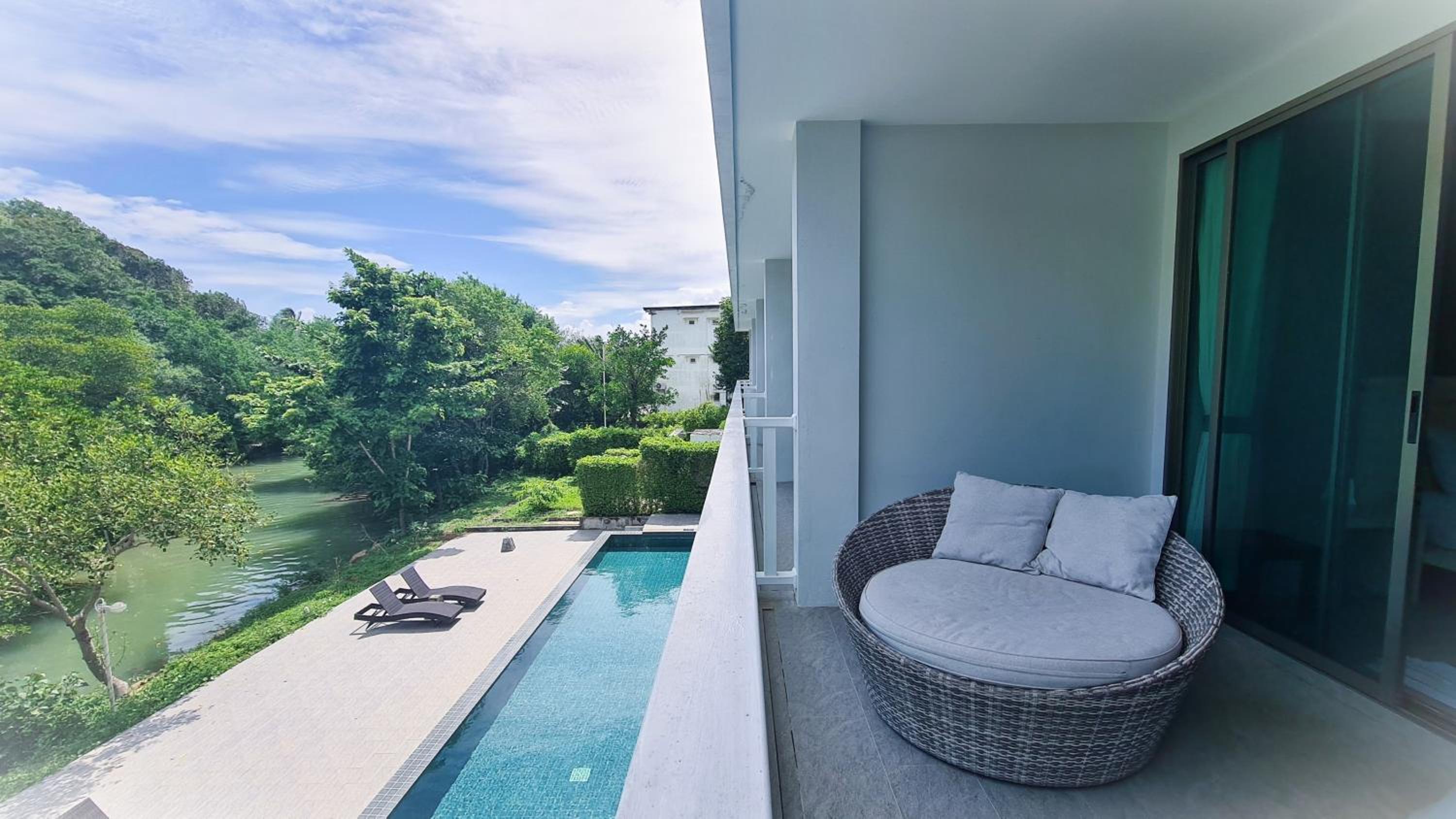 Deluxe Double Room with Pool View photo 2