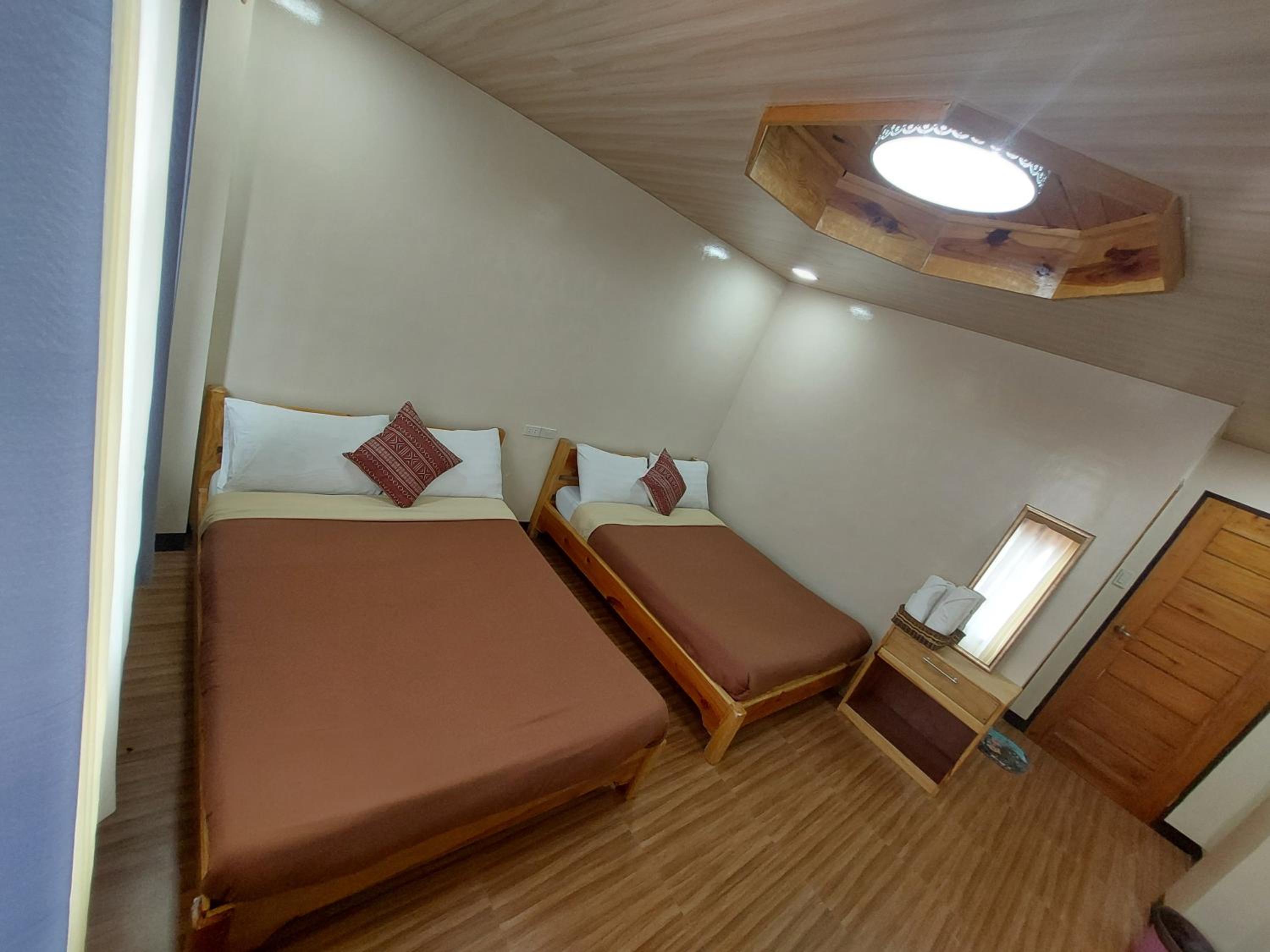 Quadruple Room with Private Bathroom photo 2
