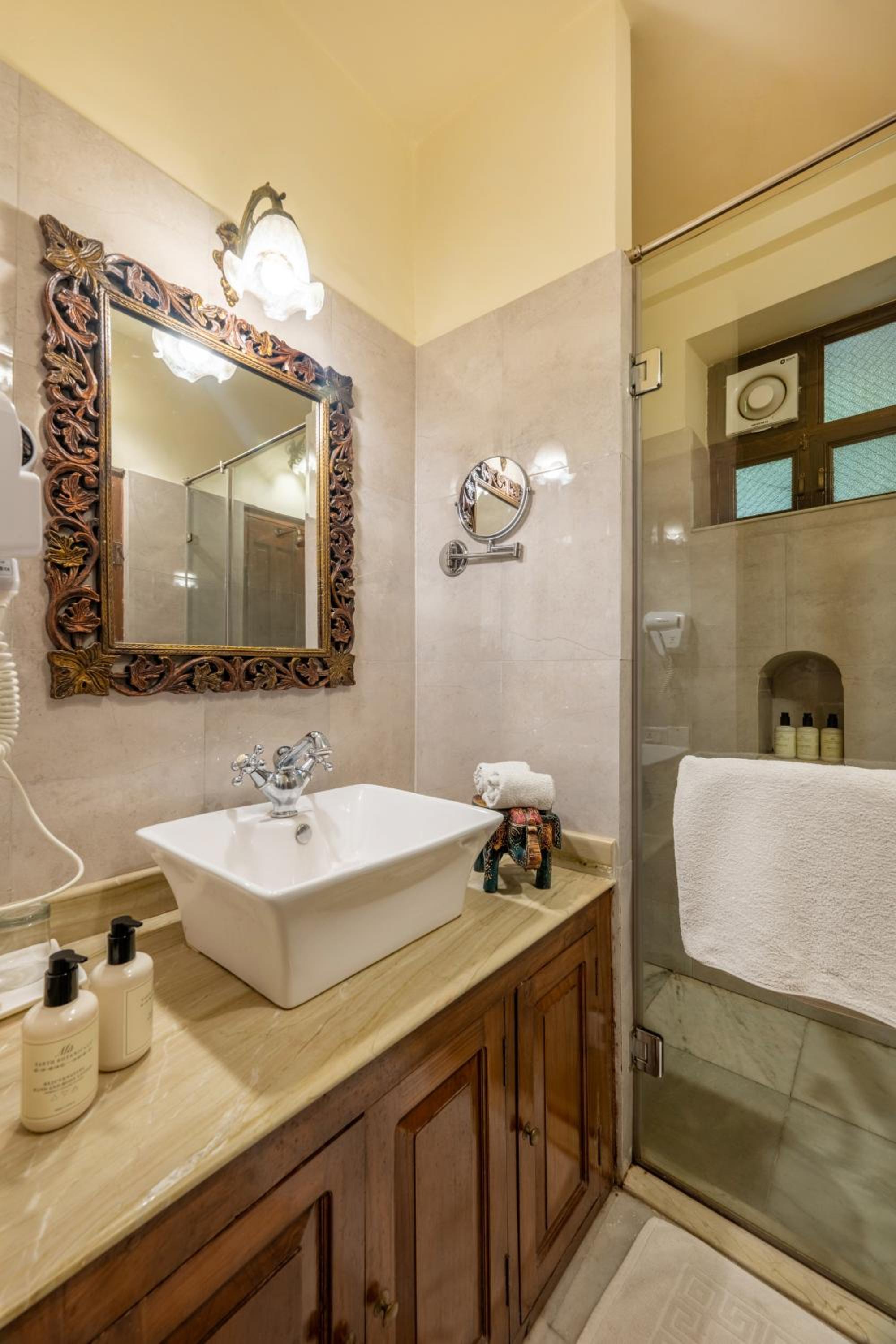 Deluxe Double Room with complimentary Airport pick up - Photo 2