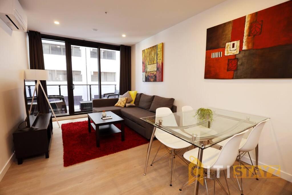 One-Bedroom Apartment photo 1