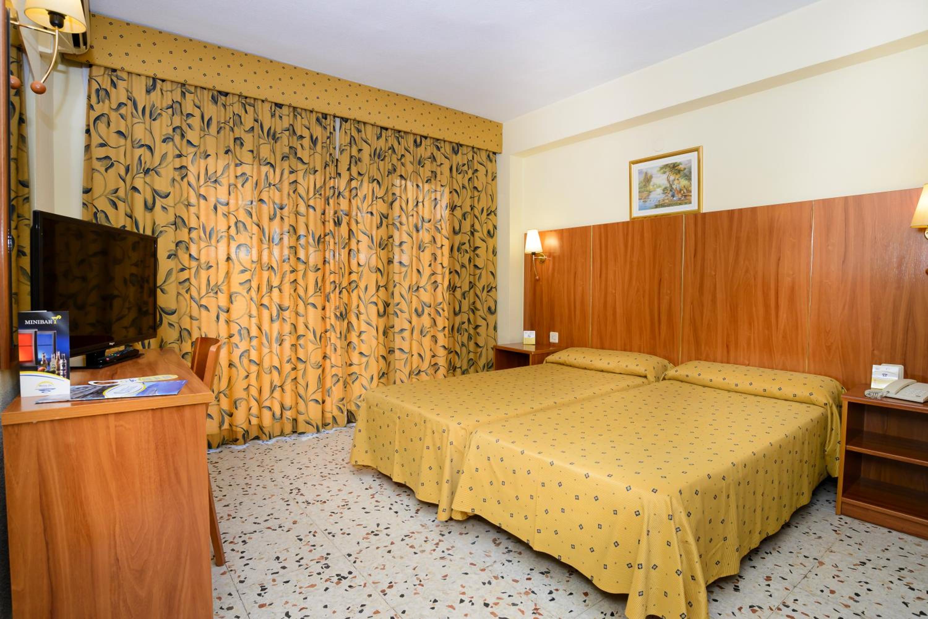 Twin Room - Photo 3