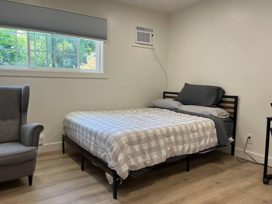 Three-Bedroom House photo 2